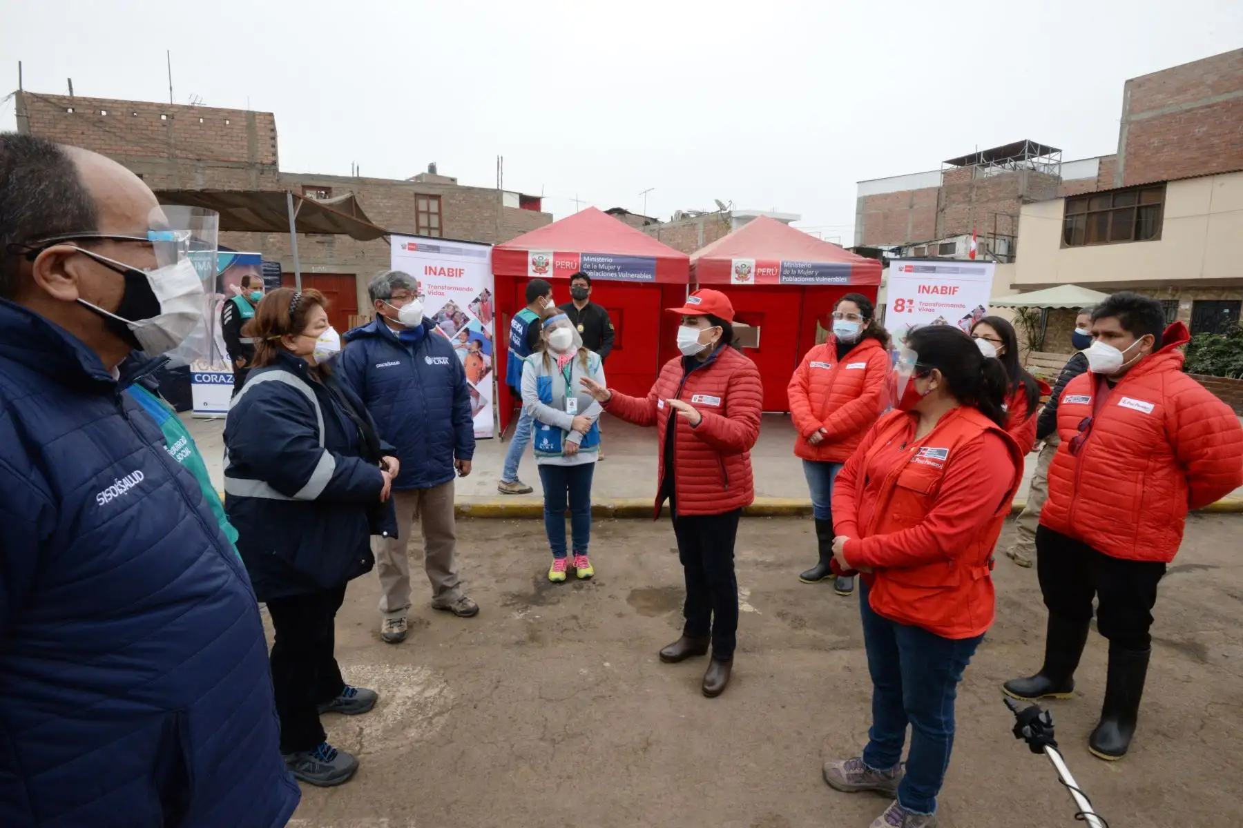 Ministra de la Mujer y Poblaciones Vulnerables, Gloria Montenegro recorre el espacio donde se han instalado las carpas para la asistencia y apoyo a las personas afectadas por el incendio en el Jr. Callao, en el cercado de Lima.
Foto: MIMP