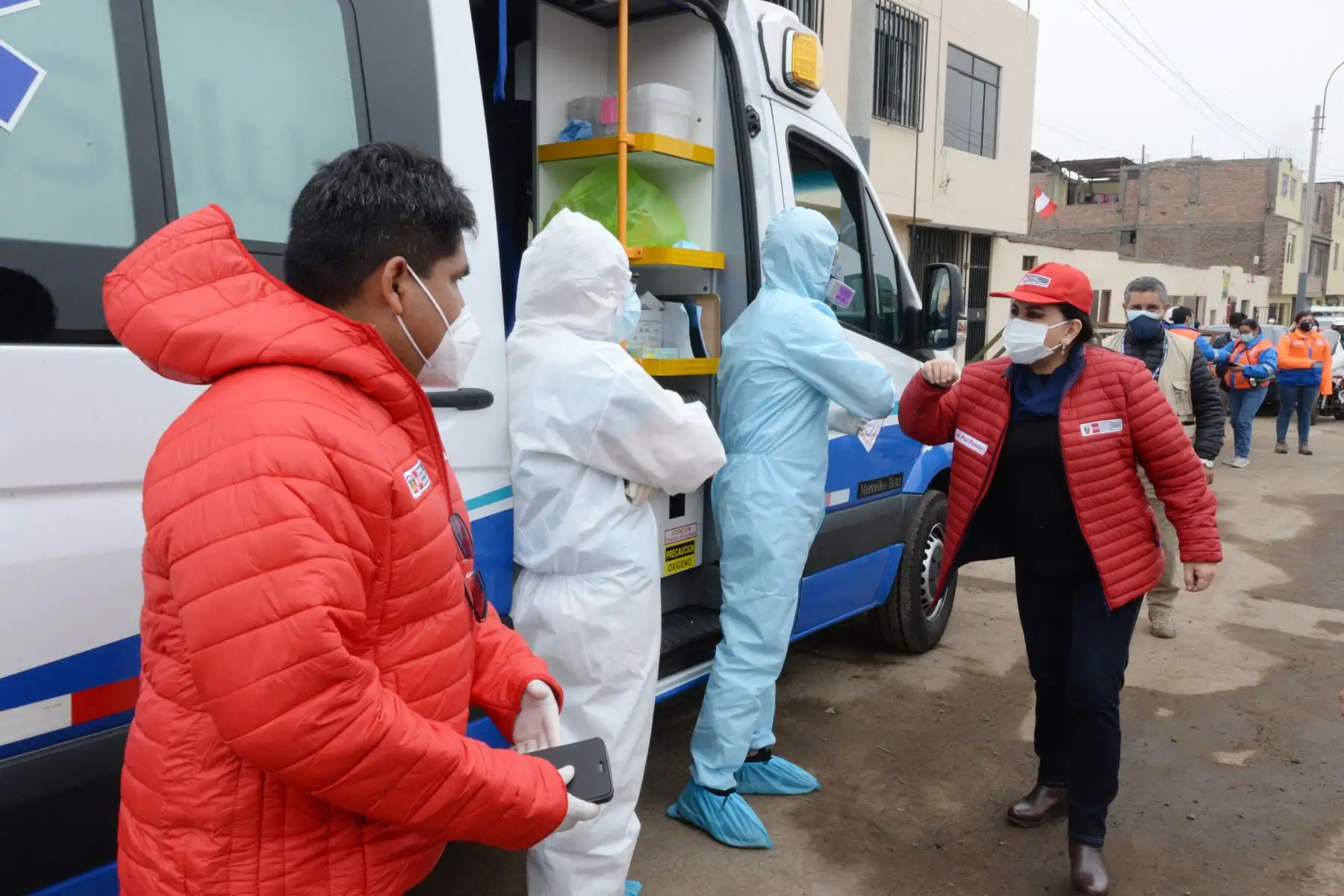 Ministra de la Mujer y Poblaciones Vulnerables, Gloria Montenegro recorre el espacio donde se han instalado las carpas para la asistencia y apoyo a las personas afectadas por el incendio en el Jr. Callao, en el cercado de Lima.
Foto: MIMP