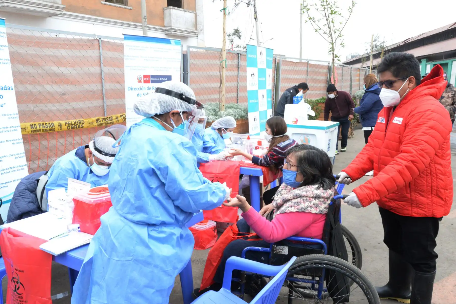 Ministra de la Mujer y Poblaciones Vulnerables, Gloria Montenegro recorre el espacio donde se han instalado las carpas para la asistencia y apoyo a las personas afectadas por el incendio en el Jr. Callao, en el cercado de Lima.
Foto: MIMP
