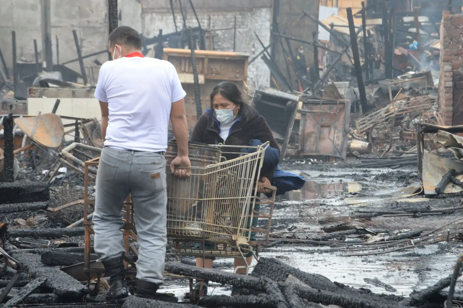Ministra de la Mujer y Poblaciones Vulnerables, Gloria Montenegro recorre el espacio donde se han instalado las carpas para la asistencia y apoyo a las personas afectadas por el incendio en el Jr. Callao, en el cercado de Lima.
Foto: MIMP