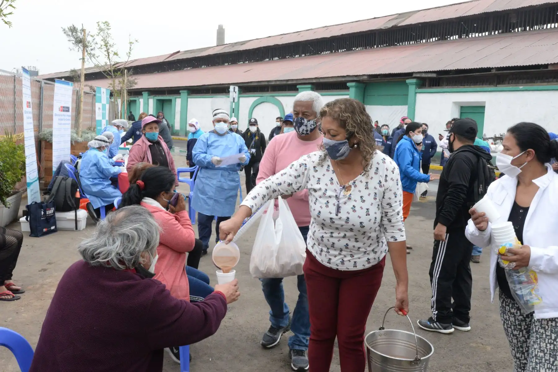 Ministra de la Mujer y Poblaciones Vulnerables, Gloria Montenegro recorre el espacio donde se han instalado las carpas para la asistencia y apoyo a las personas afectadas por el incendio en el Jr. Callao, en el cercado de Lima.
Foto: MIMP