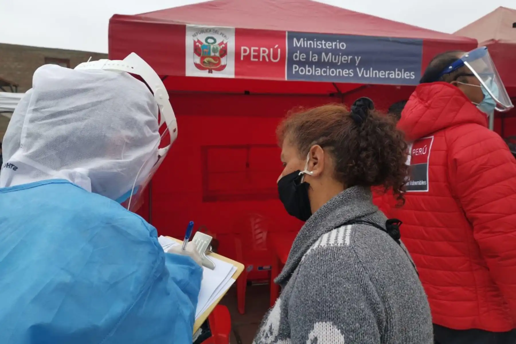 Ministra de la Mujer y Poblaciones Vulnerables, Gloria Montenegro recorre el espacio donde se han instalado las carpas para la asistencia y apoyo a las personas afectadas por el incendio en el Jr. Callao, en el cercado de Lima.
Foto: MIMP