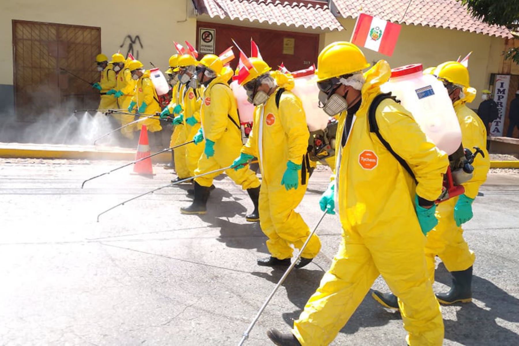 Más de 80 trabajadores de la municipalidad de Wanchaq (Cusco) desinfectan calles del distrito como parte de la lucha contra el covid-19. ANDINA/Difusión