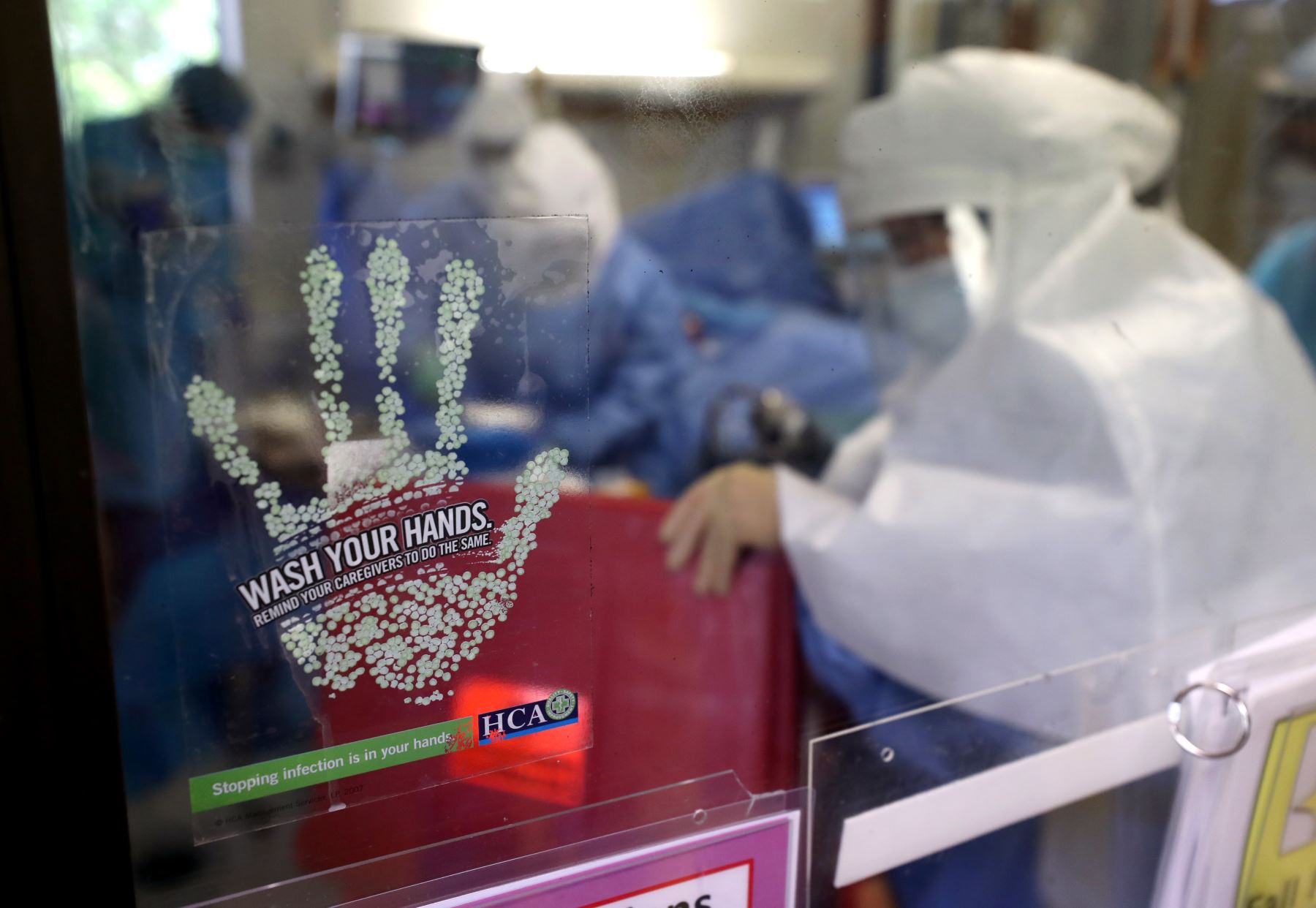 Se muestra una pegatina en el que se lee “Lávate las manos” en la puerta de la habitación de un paciente con coronavirus en la unidad de cuidados intensivos (UCI) en el Centro Médico Regional en San José, California. Foto: AFp