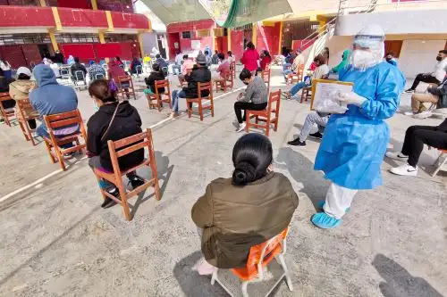 El número de pacientes hospitalizados con covid-19 son 13,438 y de ese total 1,421 se encuentran internados en UCI recibiendo ventilación mecánica. Foto: ANDINA/Minsa.