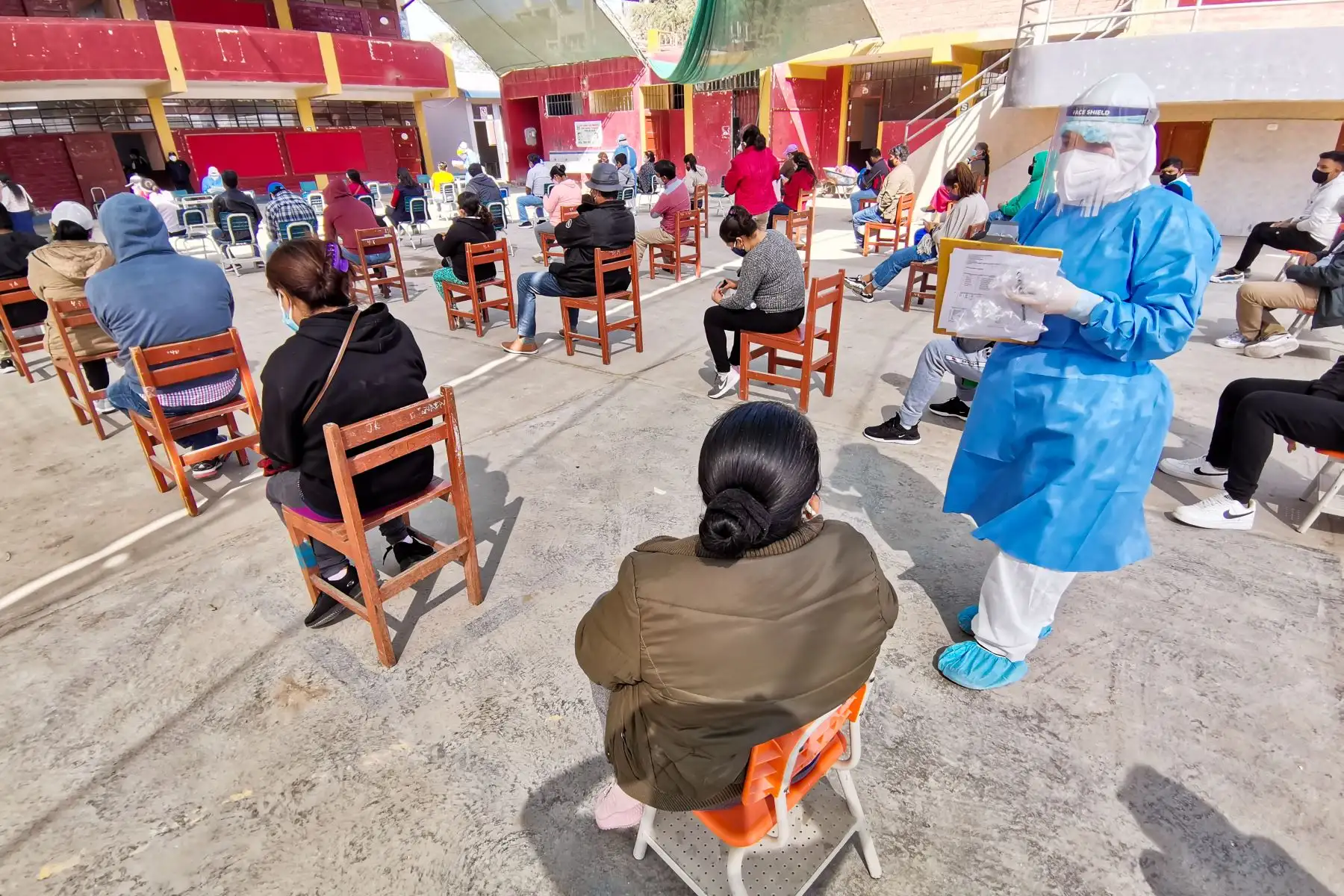 El número de pacientes hospitalizados con covid-19 son 13,438 y de ese total 1,421 se encuentran internados en UCI recibiendo ventilación mecánica. Foto: ANDINA/Minsa.