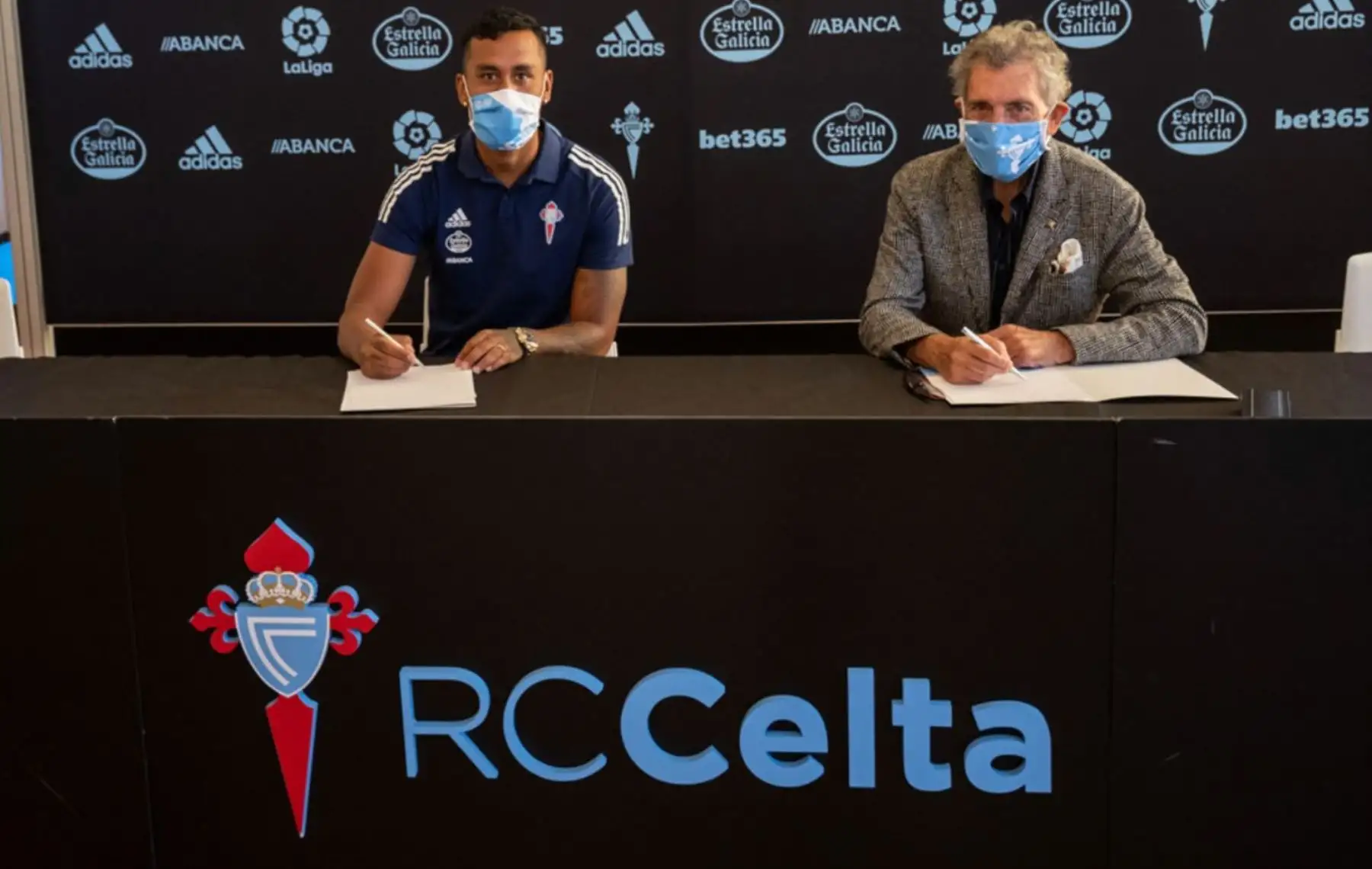 Renato Tapia fue presentado en su nuevo club, el Celta de Vigo de España. Foto: Twitter/ @RCCeltaEN