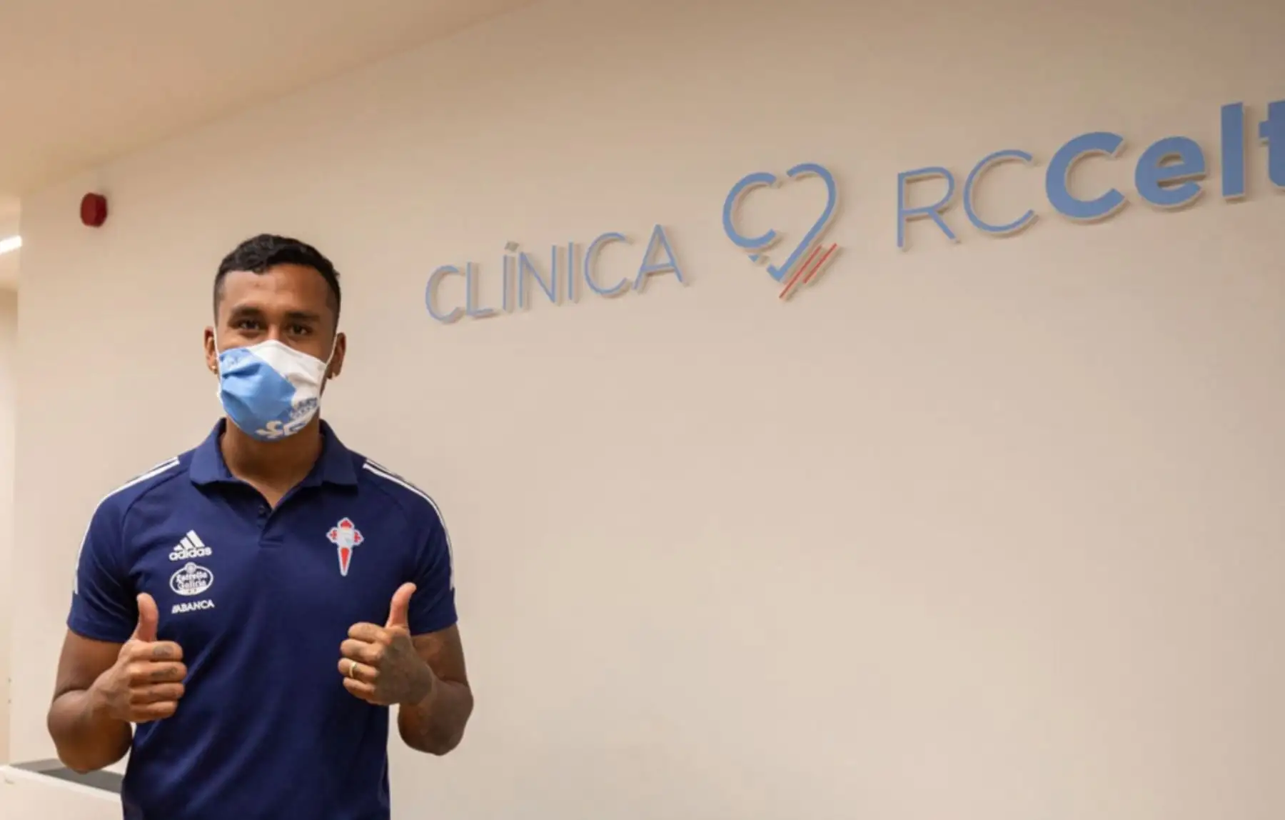 Renato Tapia fue presentado en su nuevo club, el Celta de Vigo de España. Foto: Twitter/ @RCCeltaEN