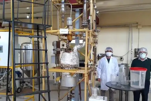 Investigadores de la UNI produce alcohol medicinal y alcohol gel, aromatizado con la esencia de hojas de eucalipto.