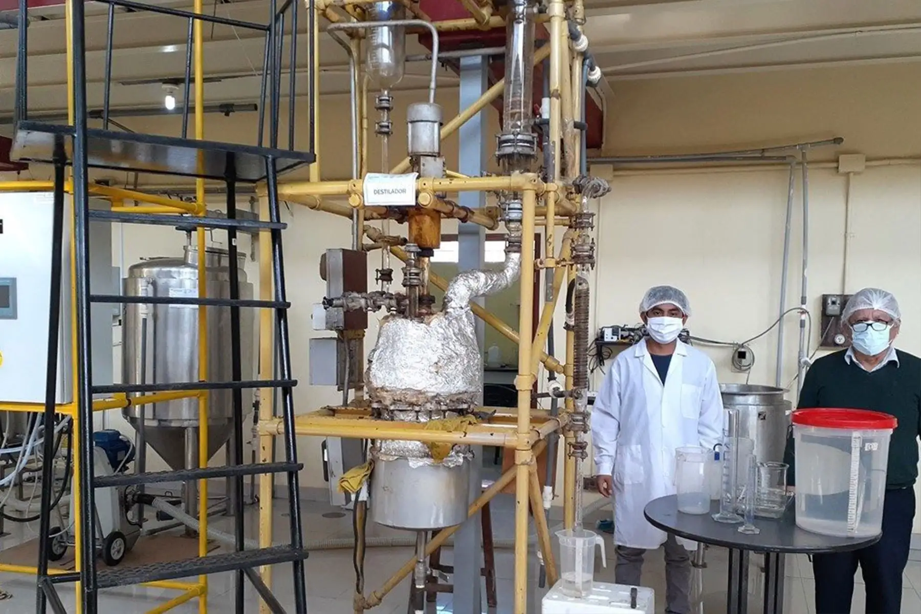 Investigadores de la UNI produce alcohol medicinal y alcohol gel, aromatizado con la esencia de hojas de eucalipto.