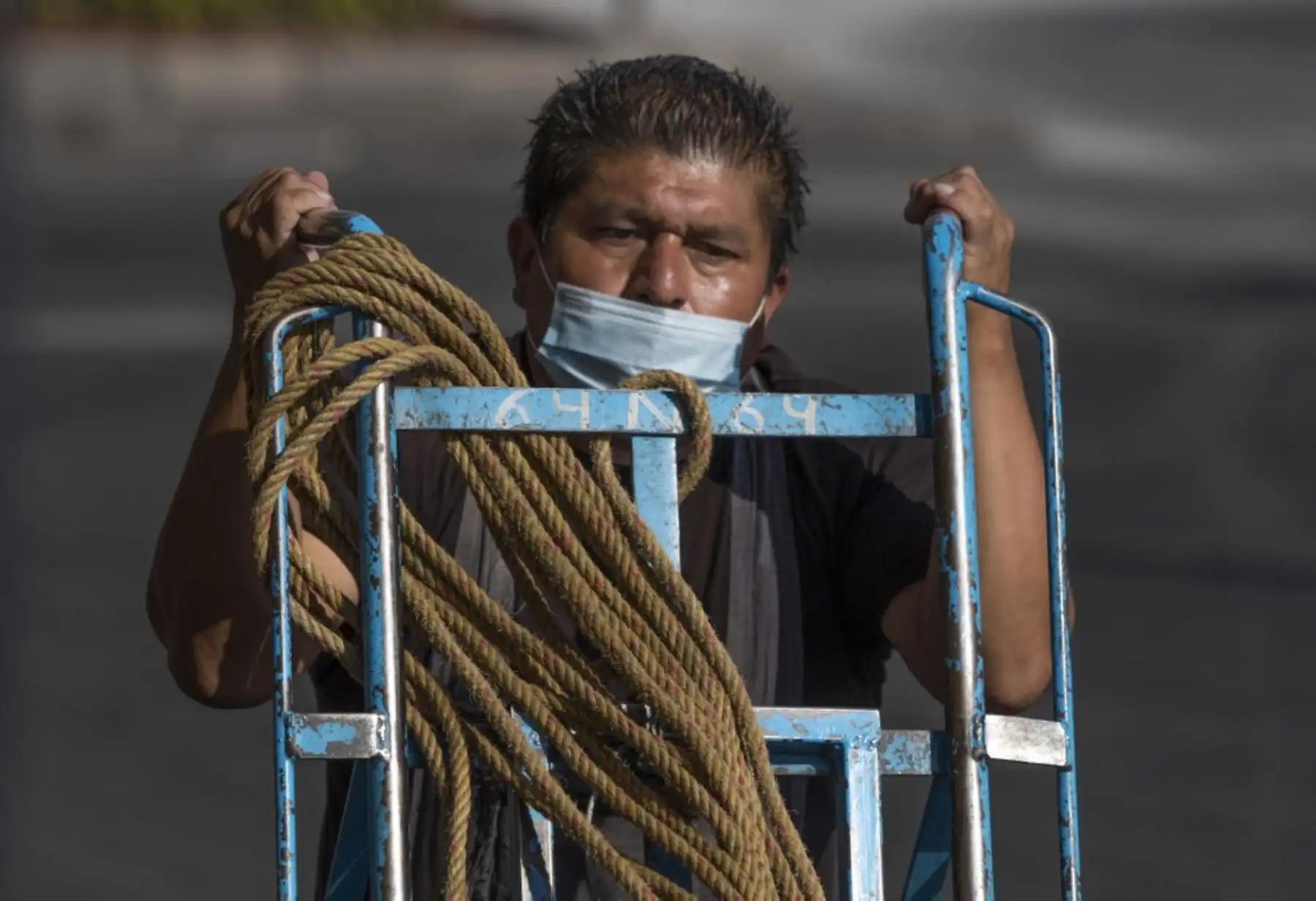 Un hombre usa una máscara facial en el centro histórico de la Ciudad de México, en medio de la nueva pandemia de coronavirus COVID-19. Foto: AFP