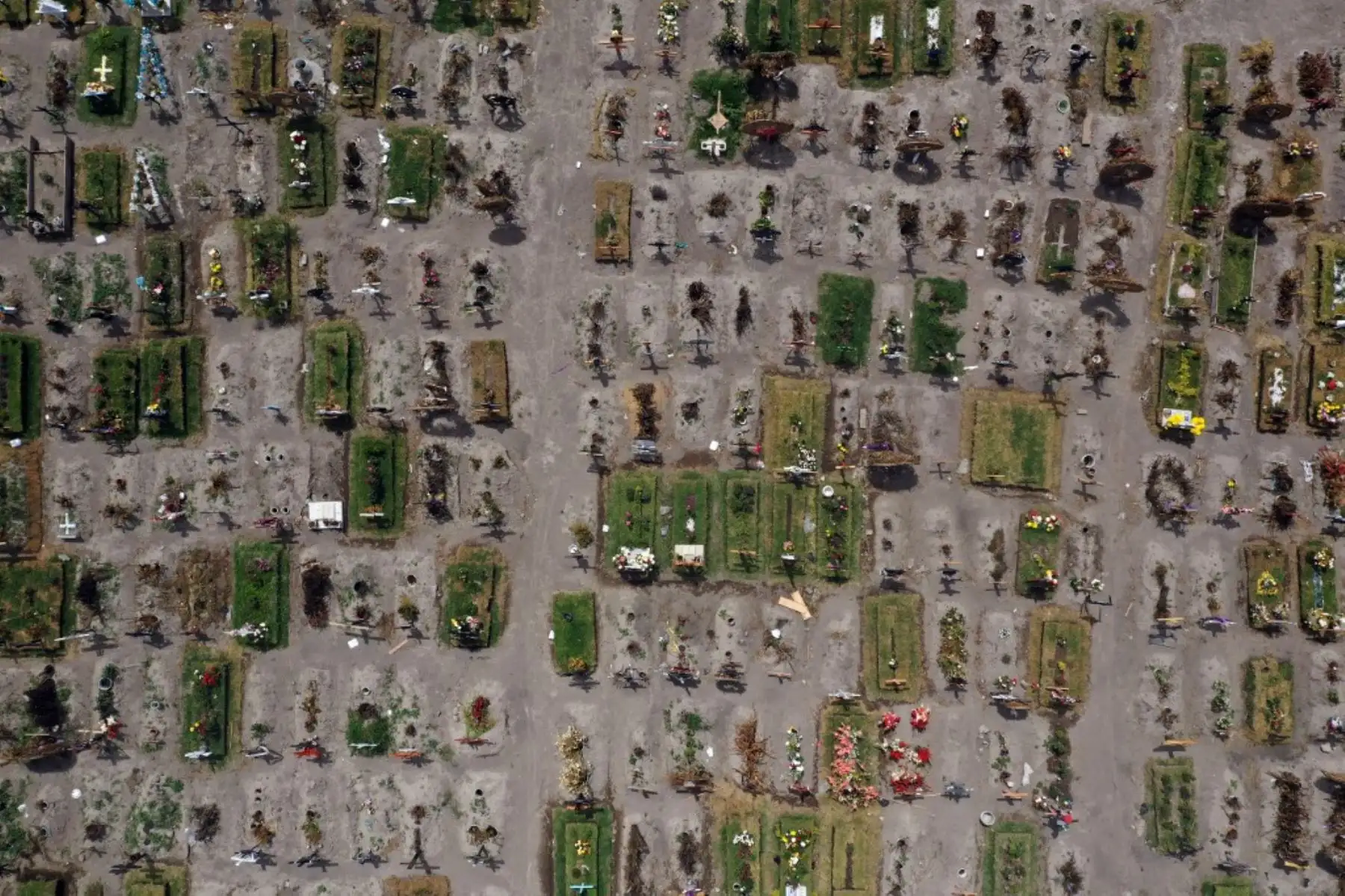 Vista aérea de tumbas en el área especial para víctimas de covid-19 del Panteón Municipal del Valle de Chalco, Estado de México. Foto: AFP