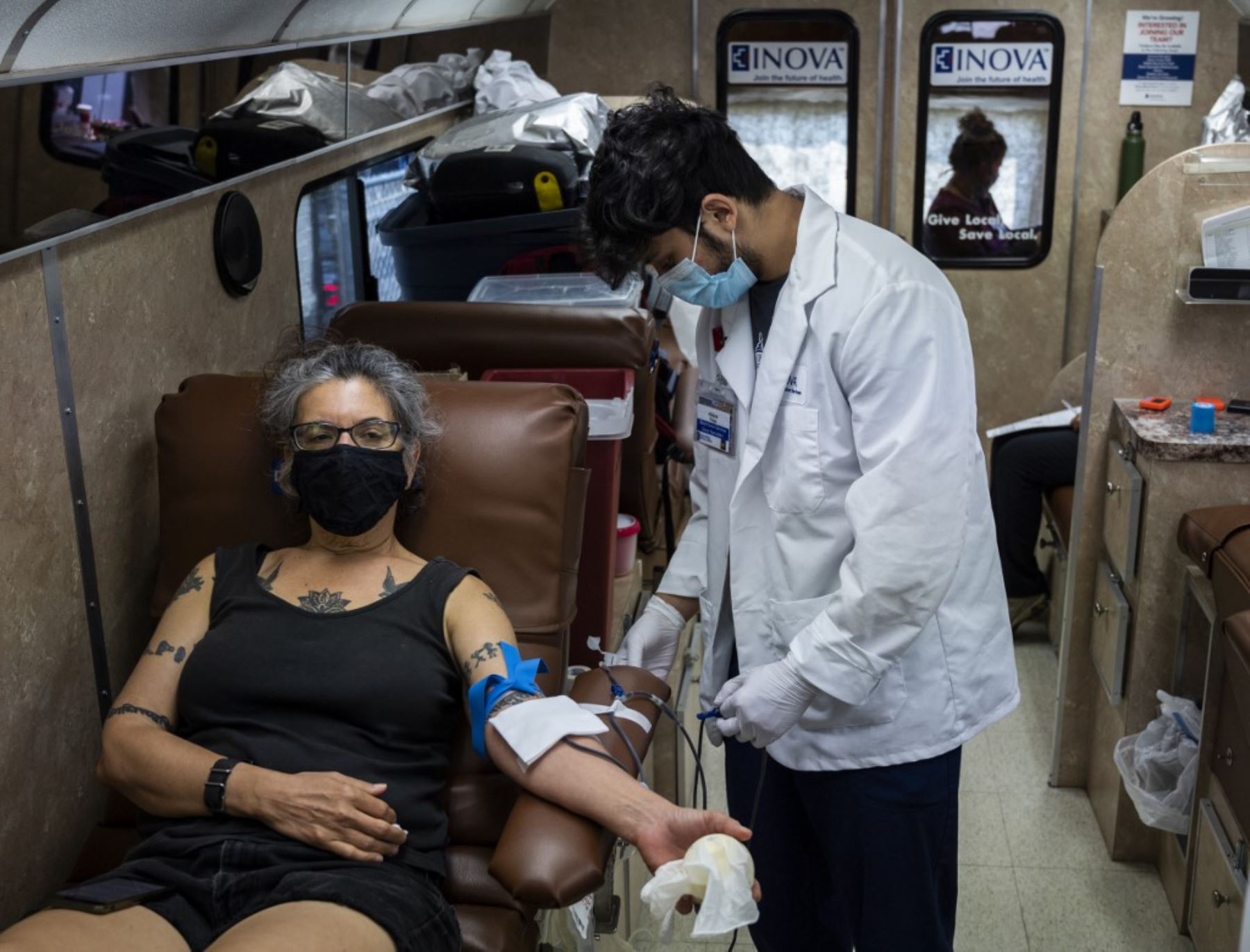Una mujer dona sangre en un hospital de INOVA en el centro comunitario de Edlavitch judíos en Washington. Foto: AFP