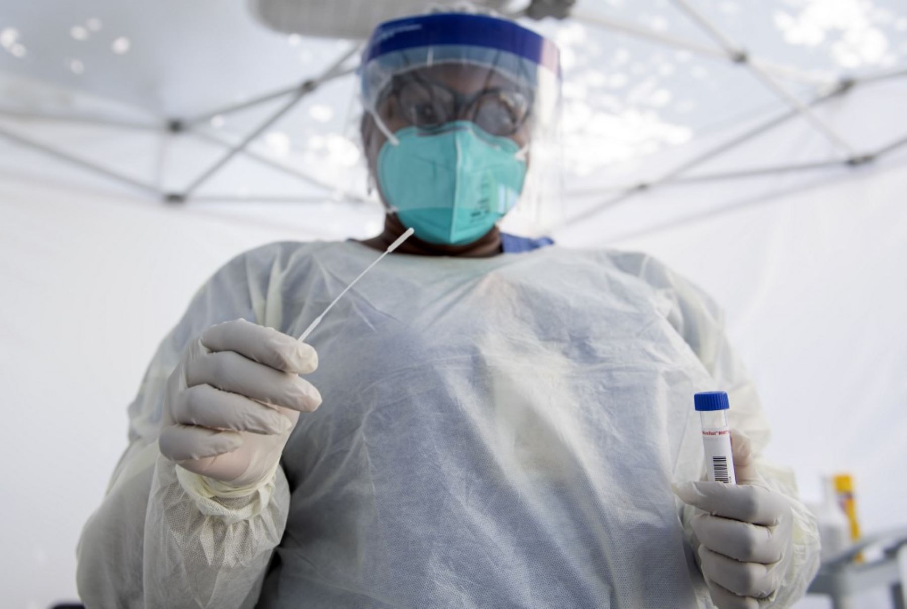Un trabajador de salud toma una muestra de hisopo nasal en un sitio de prueba de covid-19. Foto: AFP