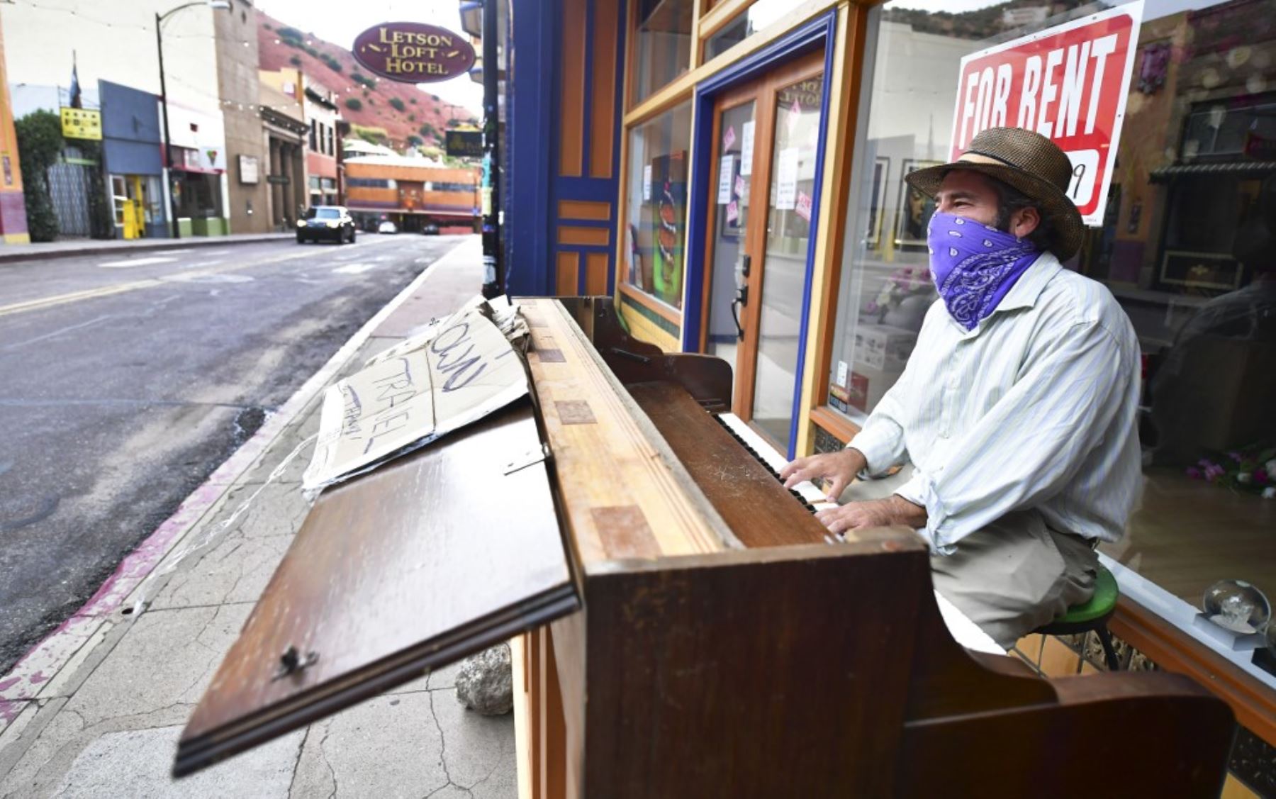 El músico Mijeaux Piano toca su piano en una tranquila calle principal de Bisbee, Arizona. Foto: AFP
