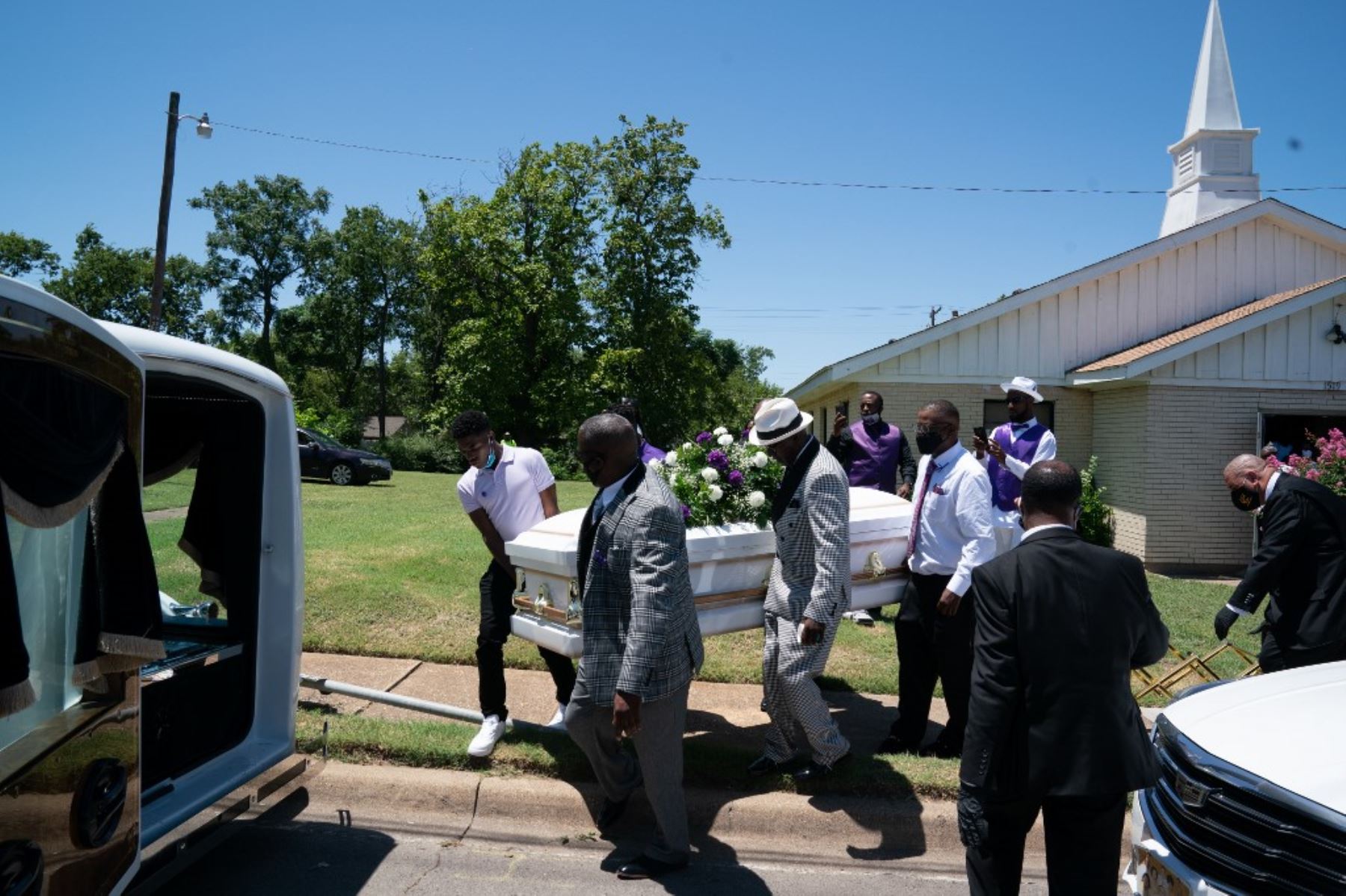 Un ataúd con el cuerpo de Lola M. Simmons se coloca en un coche fúnebre después del funeral en la Iglesia Bautista Misionera Denley Drive en Dallas, Texas. Foto: AFP
