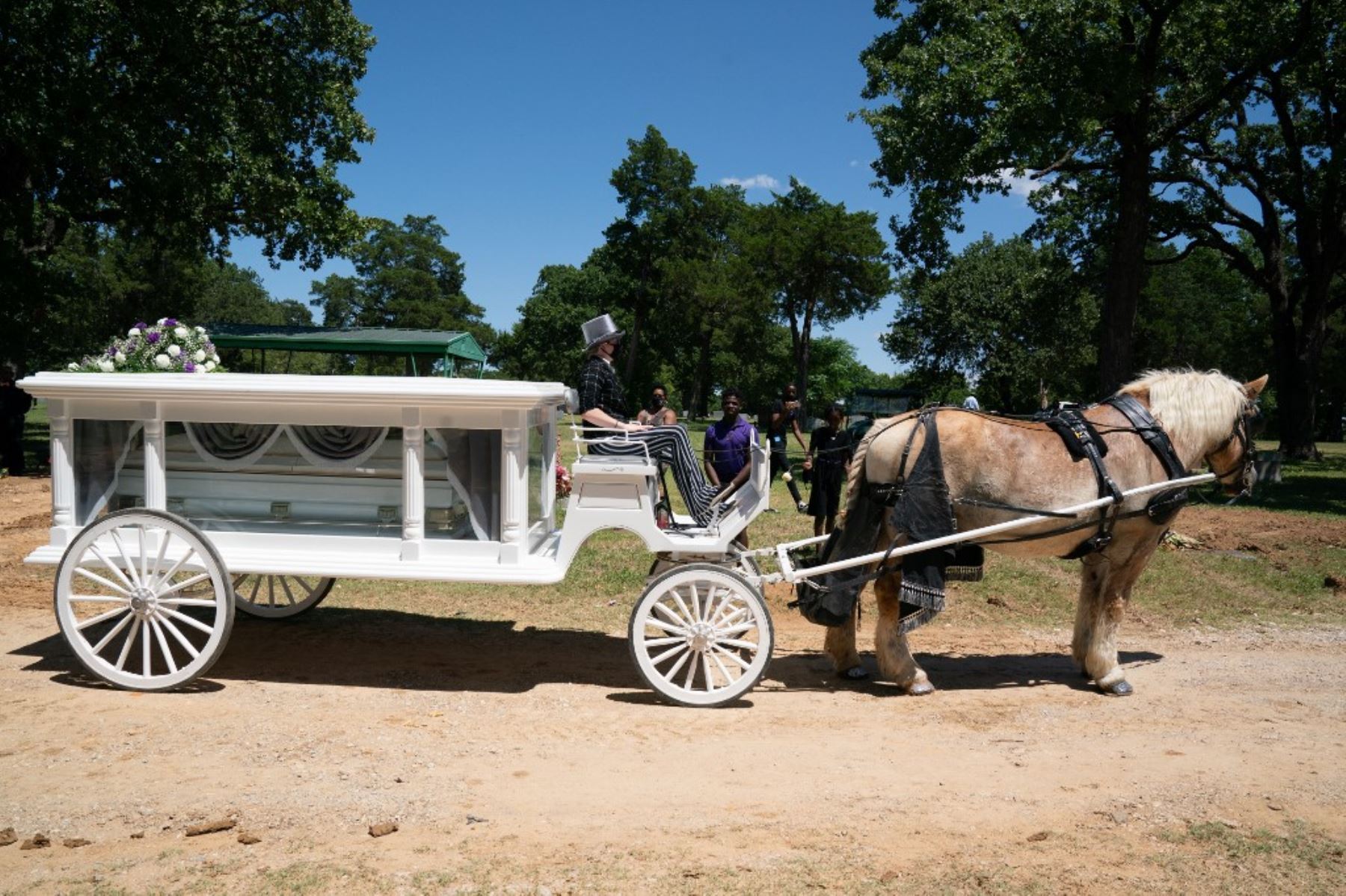 Un carruaje tirado por caballos lleva el cuerpo de Lashaye Antoinette Allen al cementerio Lincoln Memroial. Foto: AFP