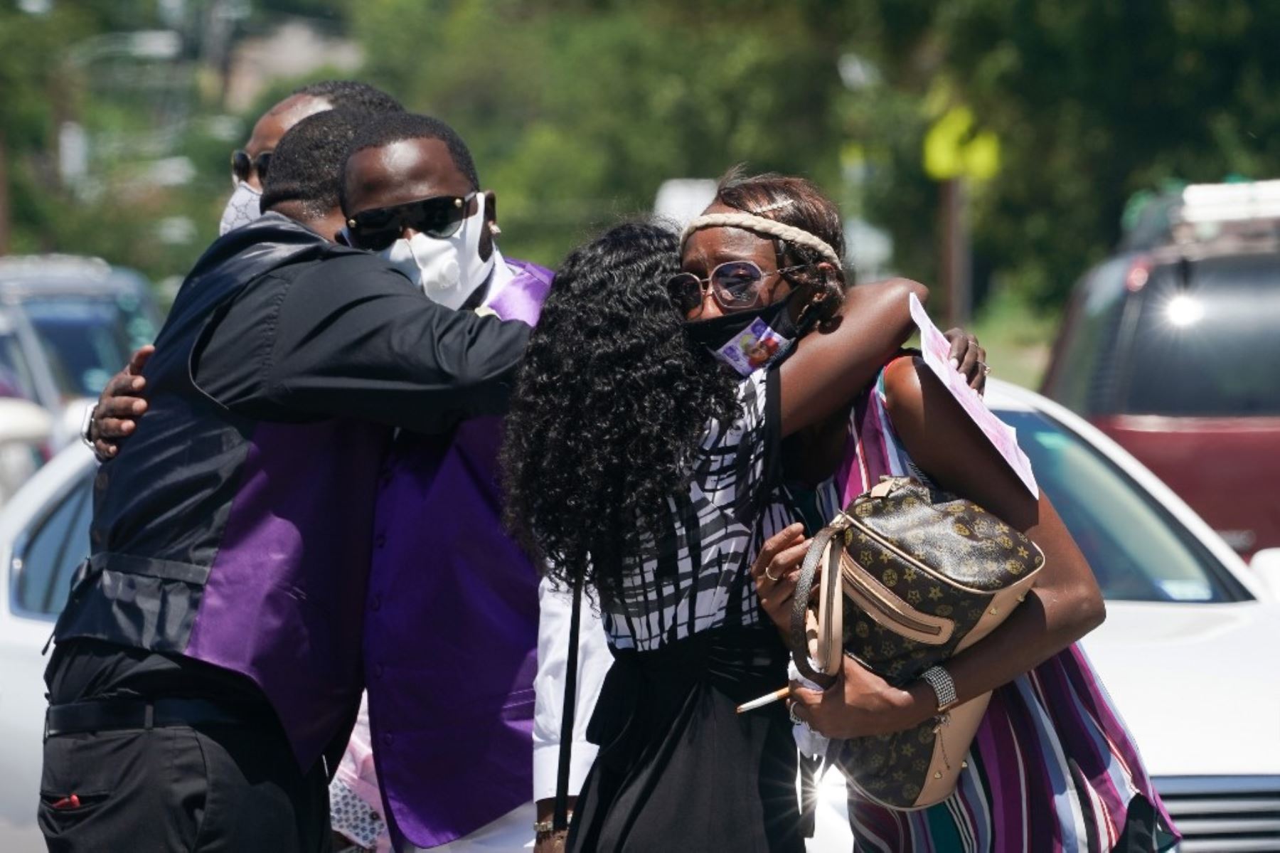 Familiares se abrazan luego de un doble funeral para Lola M. Simmons-Jones y su hija Lashaye Antoinette Allen, quienes murieron de coronavirus. Foto: AFP
