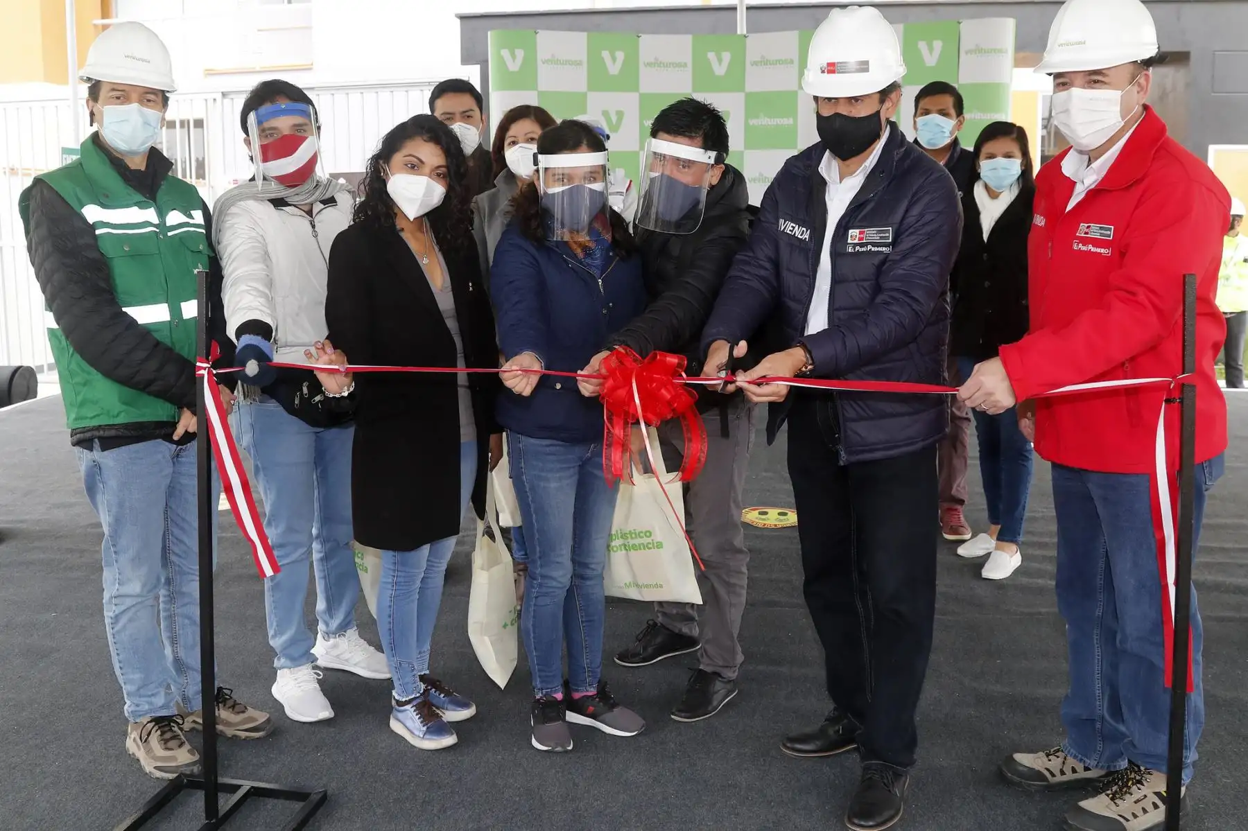 El Ministro de Vivienda Carlos Lozada da a conocer los protocolos de bioseguridad en el reinicio de las actividades de construcción y anuncia que el MVCS ha diseñado un programa ambicioso que permitirá que 80 mil familias accedan a una vivienda a través de techo propio y el Nuevo Crédito Mi Vivienda . 

Foto: ANDINA/Vivienda