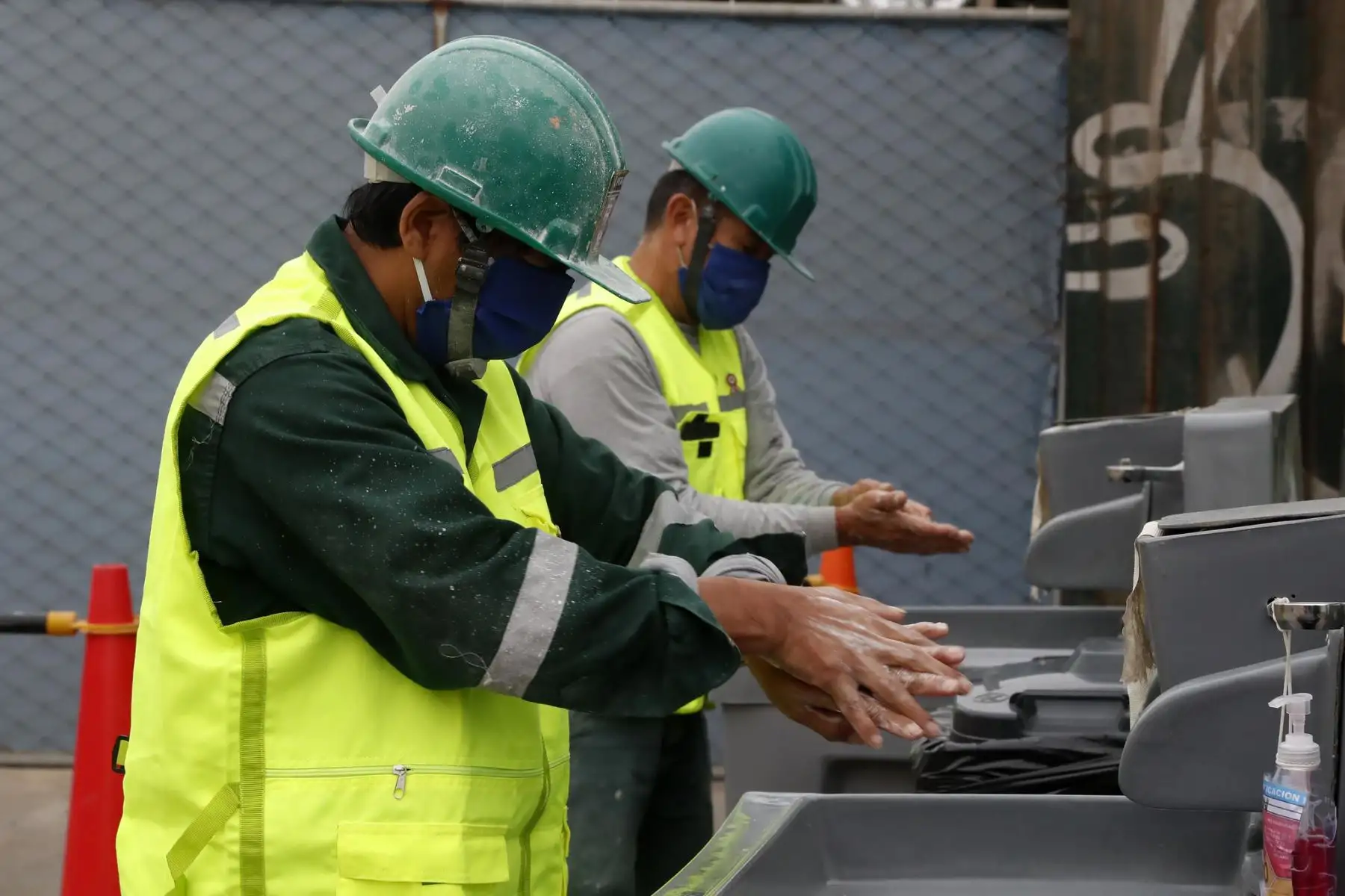El Ministro de Vivienda Carlos Lozada da a conocer los protocolos de bioseguridad en el reinicio de las actividades de construcción y anuncia que el MVCS ha diseñado un programa ambicioso que permitirá que 80 mil familias accedan a una vivienda a través de techo propio y el Nuevo Crédito Mi Vivienda . 

Foto: ANDINA/Vivienda