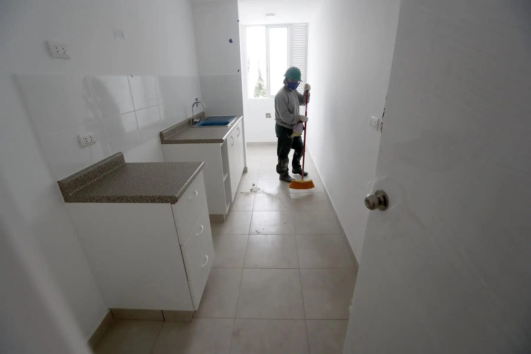 El Ministro de Vivienda Carlos Lozada da a conocer los protocolos de bioseguridad en el reinicio de las actividades de construcción y anuncia que el MVCS ha diseñado un programa ambicioso que permitirá que 80 mil familias accedan a una vivienda a través de techo propio y el Nuevo Crédito Mi Vivienda . Obrero limpiando uno de los ambientes

Foto: ANDINA/Vivienda