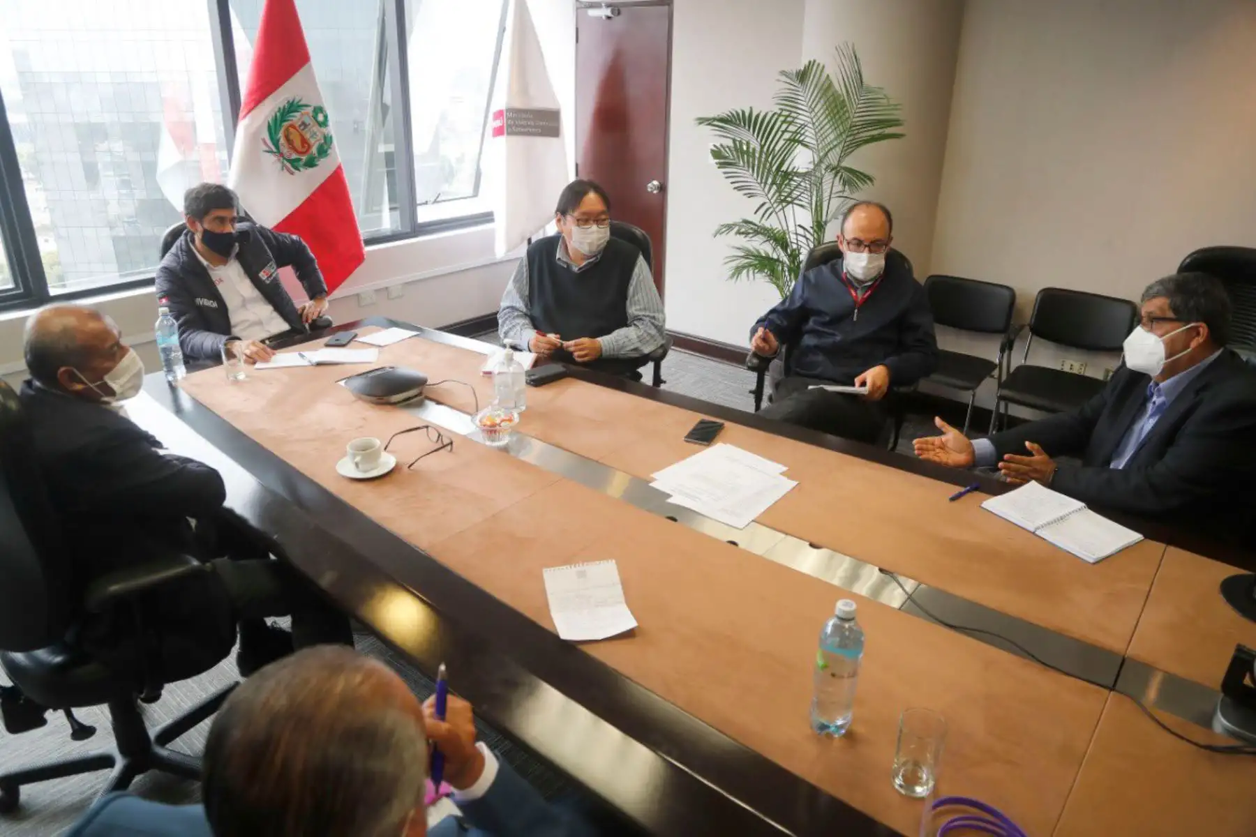 Ministro de Vivienda se reúne con el gobernador de Tumbes, Wilmer Dios. Junto al viceministro de Construcción y Saneamiento, Julio Kosaka, coordinan la reactivación de obras y los proyectos en esta región norteña.
Foto: Ministerio de Vivienda