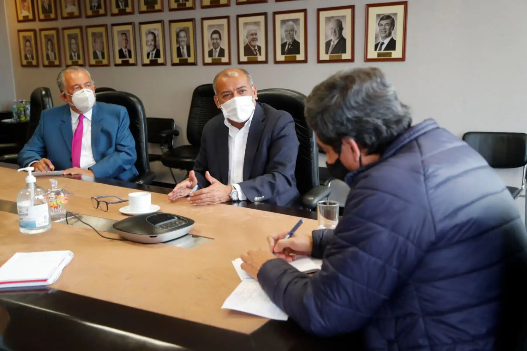 Ministro de Vivienda se reúne con el gobernador de Tumbes, Wilmer Dios. Junto al viceministro de Construcción y Saneamiento, Julio Kosaka, coordinan la reactivación de obras y los proyectos en esta región norteña.
Foto: Ministerio de Vivienda