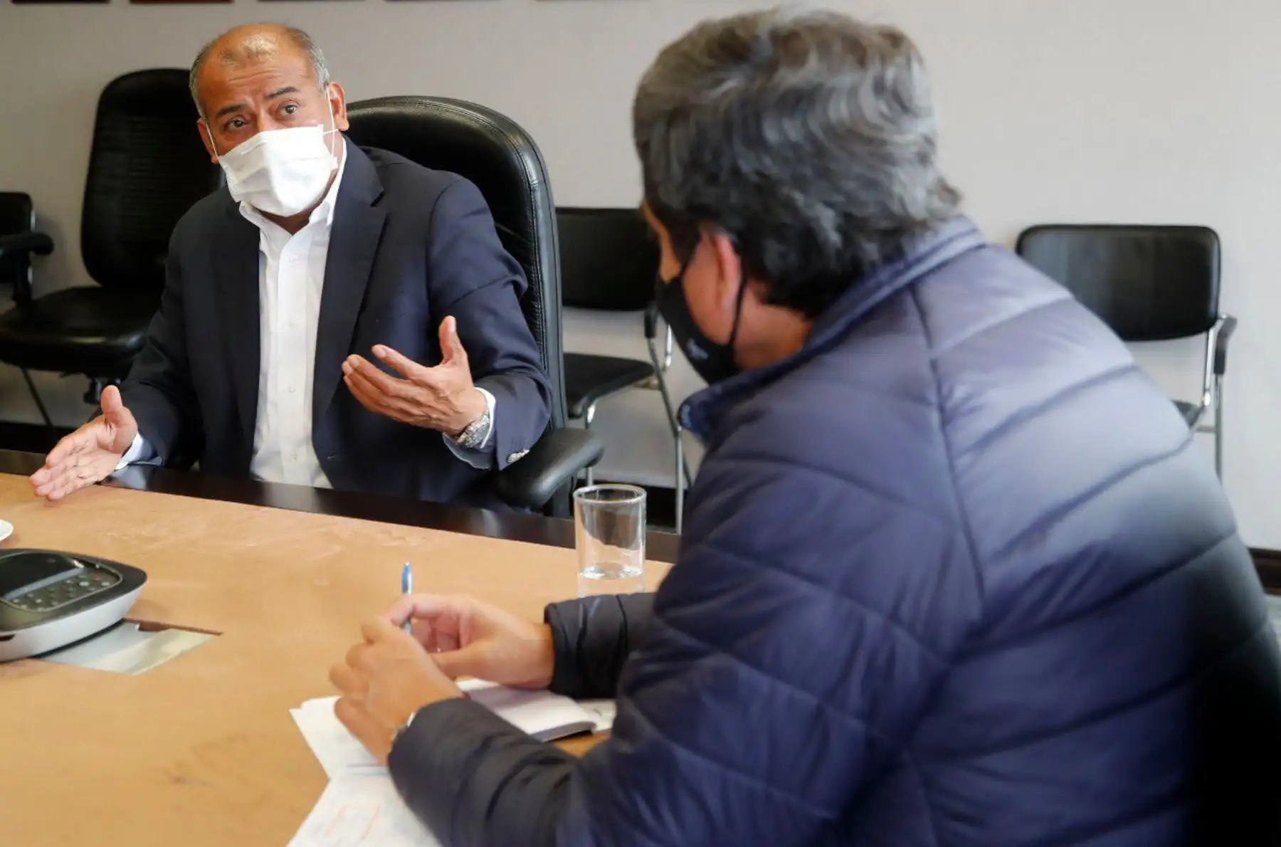 Ministro de Vivienda se reúne con el gobernador de Tumbes, Wilmer Dios. Junto al viceministro de Construcción y Saneamiento, Julio Kosaka, coordinan la reactivación de obras y los proyectos en esta región norteña.
Foto: Ministerio de Vivienda