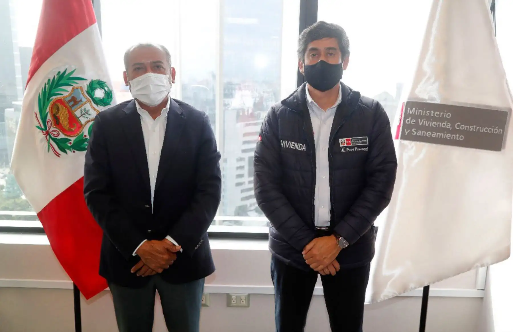 Ministro de Vivienda se reúne con el gobernador de Tumbes, Wilmer Dios. Junto al viceministro de Construcción y Saneamiento, Julio Kosaka, coordinan la reactivación de obras y los proyectos en esta región norteña.
Foto: Ministerio de Vivienda