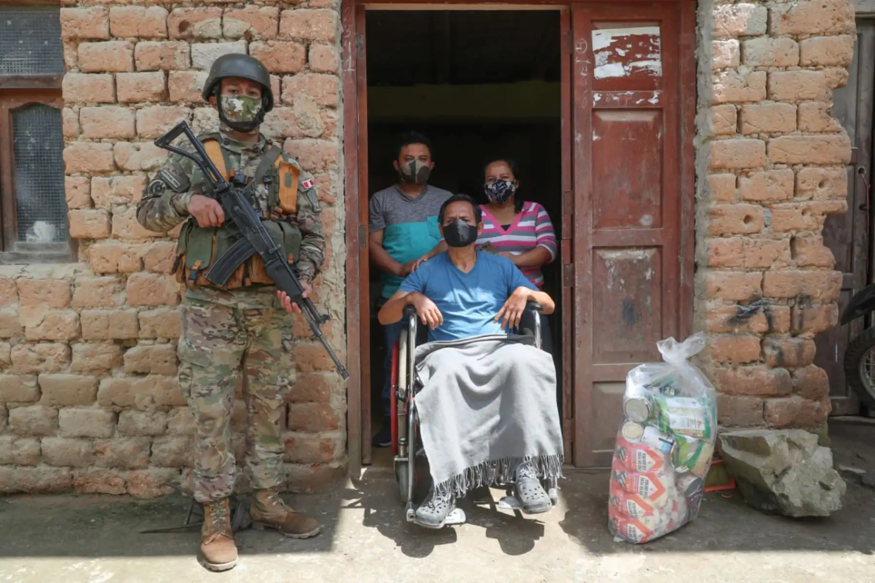 Ministro de Defensa Walter Martos, supervisa el desarollo de la operación Tayta en la provincia de San Ignacio, tomando pruebas rápidas de covid-19 a la población para identificar los casos positivos, darles tratamiento para evitar complicaciones y detener la cadena de contagio.

Foto: ANDINA/Mindef