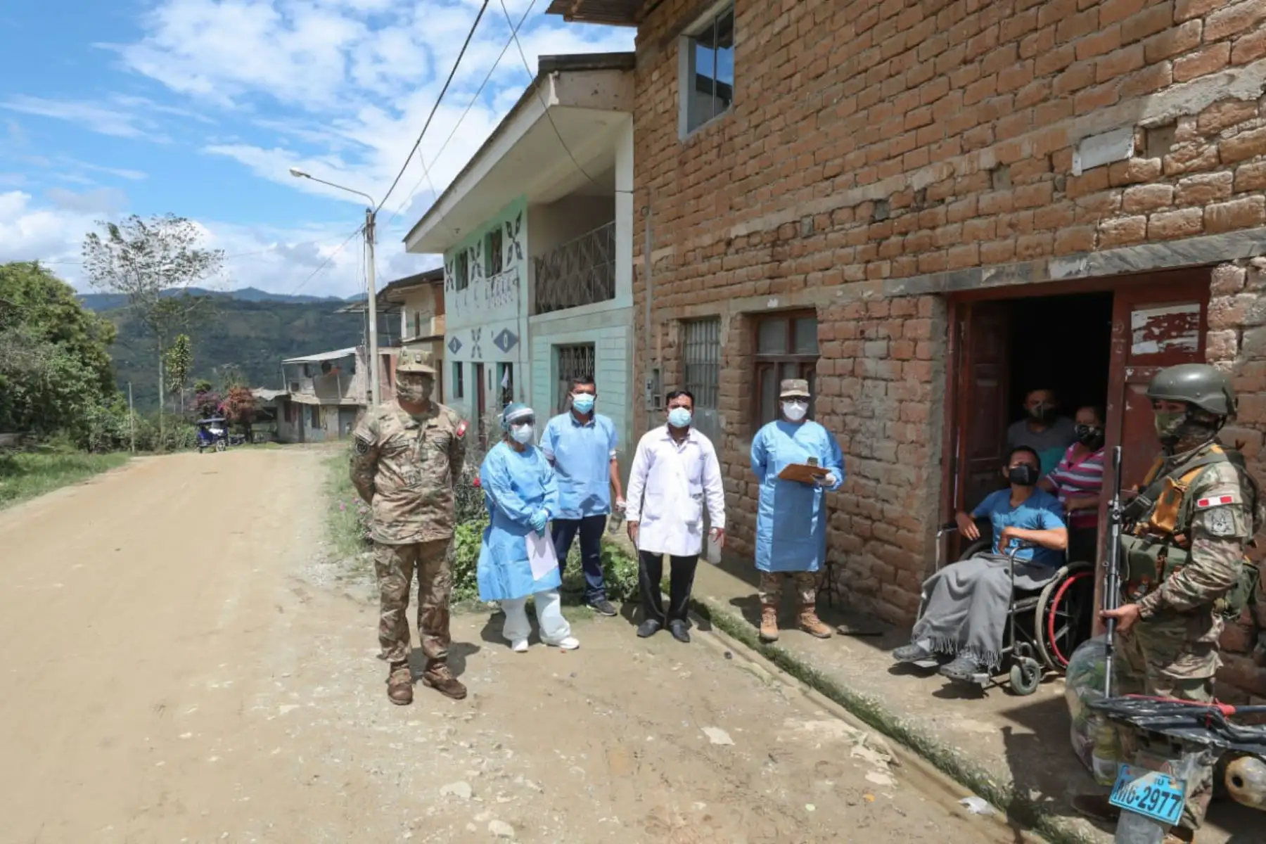 Ministro de Defensa Walter Martos, supervisa el desarollo de la operación Tayta en la provincia de San Ignacio, tomando pruebas rápidas de covid-19 a la población para identificar los casos positivos, darles tratamiento para evitar complicaciones y detener la cadena de contagio.

Foto: ANDINA/Mindef