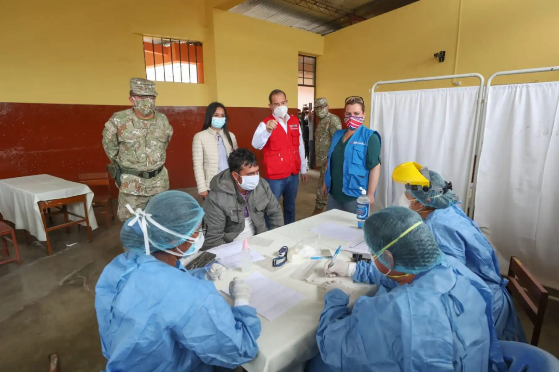 Ministro de Defensa Walter Martos, supervisa el desarollo de la operación Tayta en la provincia de San Ignacio, tomando pruebas rápidas de covid-19 a la población para identificar los casos positivos, darles tratamiento para evitar complicaciones y detener la cadena de contagio.

Foto: ANDINA/Mindef
