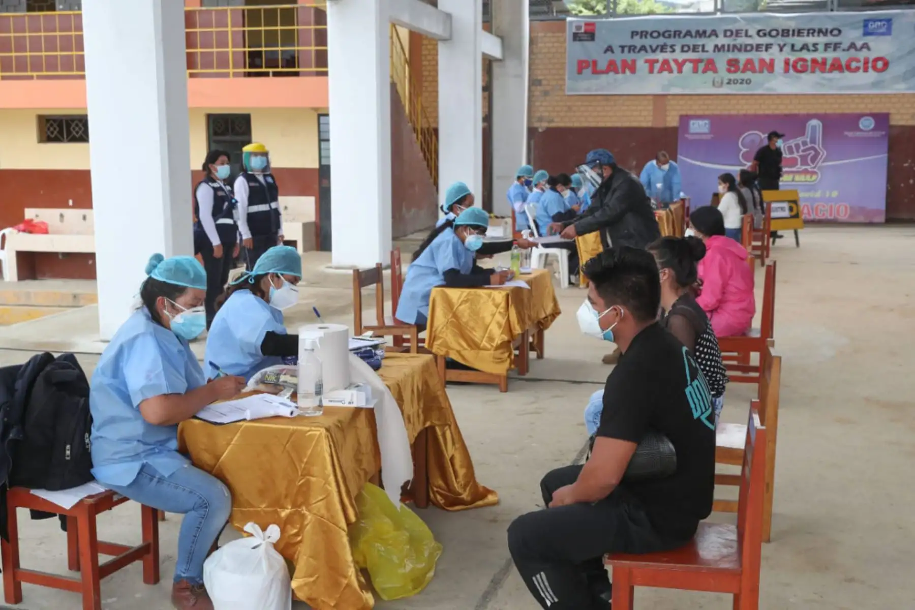 Ministro de Defensa Walter Martos, supervisa el desarollo de la operación Tayta en la provincia de San Ignacio, tomando pruebas rápidas de covid-19 a la población para identificar los casos positivos, darles tratamiento para evitar complicaciones y detener la cadena de contagio.

Foto: ANDINA/Mindef