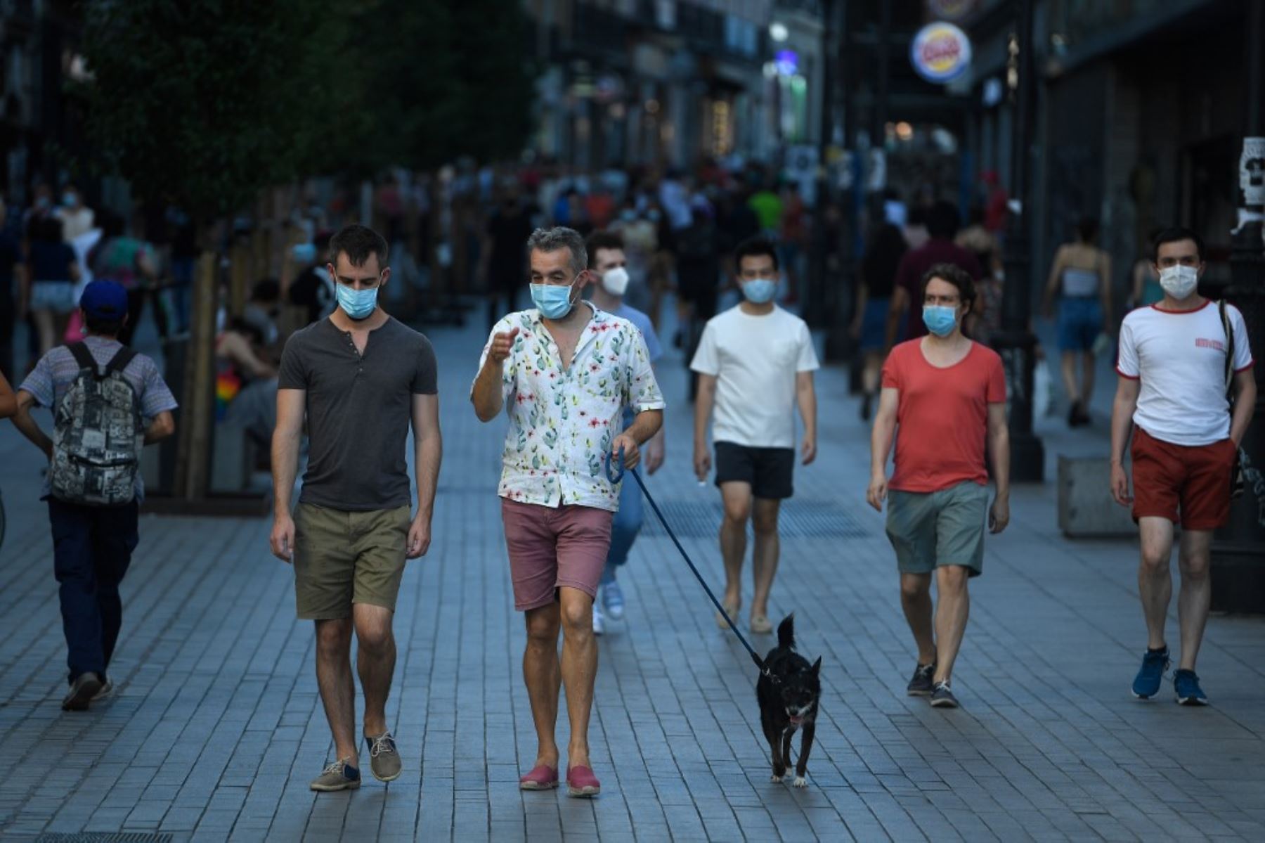 Las personas que usan máscaras faciales caminan por el centro de Madrid. Foto: AFP