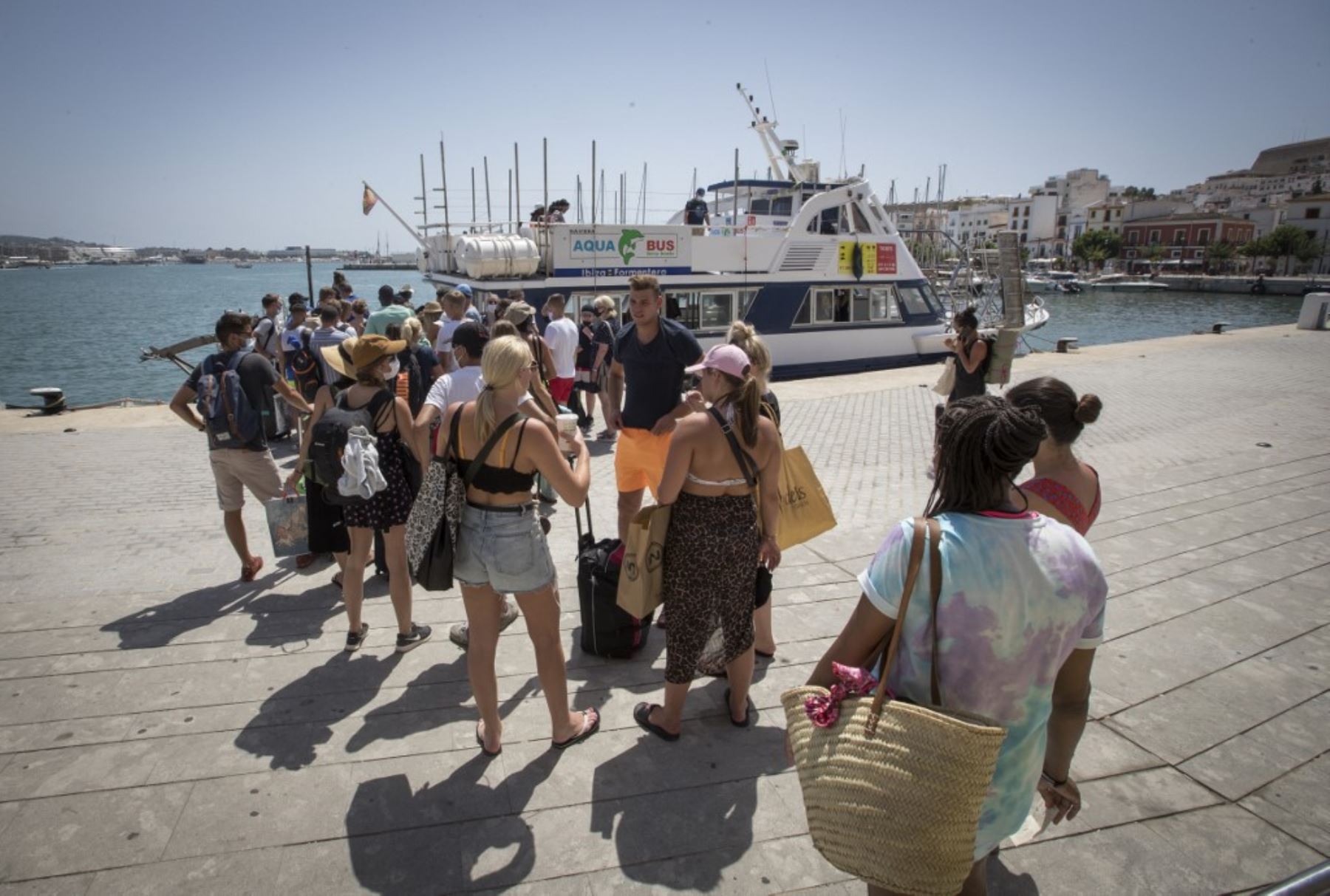 Cola turística para abordar un ferry en el puerto de Ibiza. Foto: AFP