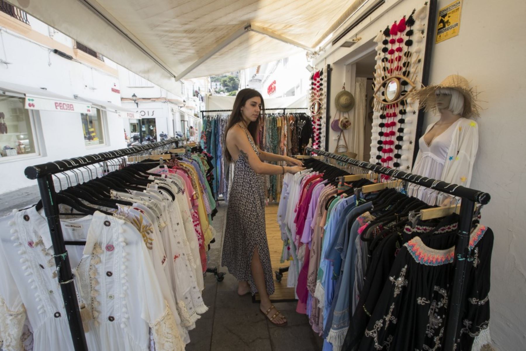 Una empleada organiza ropa en una tienda. Foto: AFP