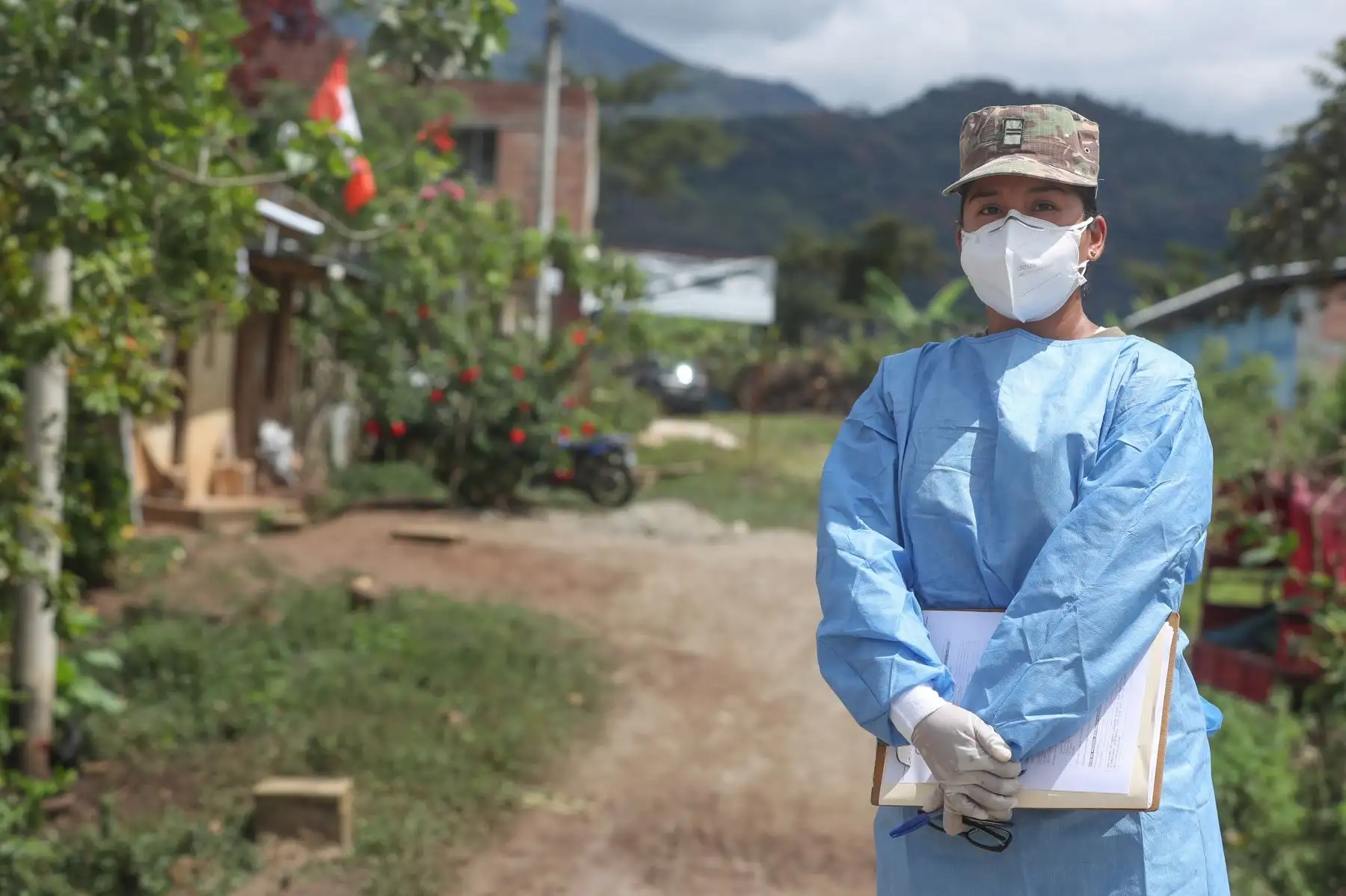 Ministro de Defensa, Walter Martos supervisa el desarollo de la operación Tayta en la provincia de San Ignacio, Cajamarca, donde los pobladores se toman pruebas rápidas de covid-19  para identificar los casos positivos.
Foto: Mindef