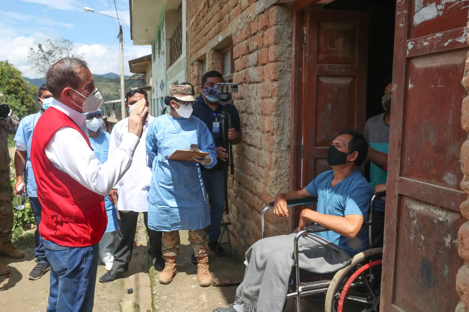 Ministro de Defensa, Walter Martos supervisa el desarollo de la operación Tayta en la provincia de San Ignacio, Cajamarca, donde los pobladores se toman pruebas rápidas de covid-19  para identificar los casos positivos.
Foto: Mindef