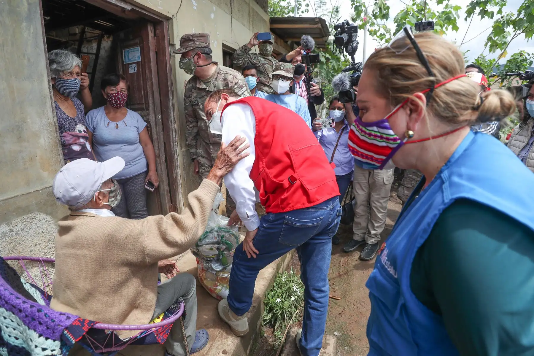 Ministro de Defensa, Walter Martos supervisa el desarollo de la operación Tayta en la provincia de San Ignacio, Cajamarca, donde los pobladores se toman pruebas rápidas de covid-19  para identificar los casos positivos.
Foto: Mindef