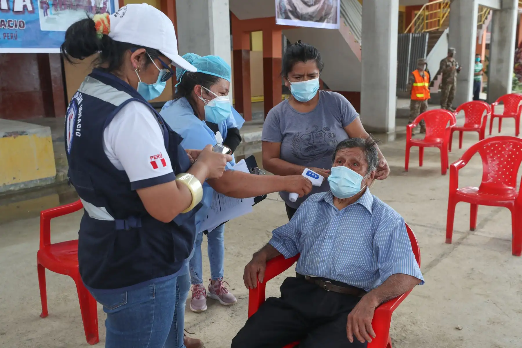 Ministro de Defensa, Walter Martos supervisa el desarollo de la operación Tayta en la provincia de San Ignacio, Cajamarca, donde los pobladores se toman pruebas rápidas de covid-19  para identificar los casos positivos.
Foto: Mindef