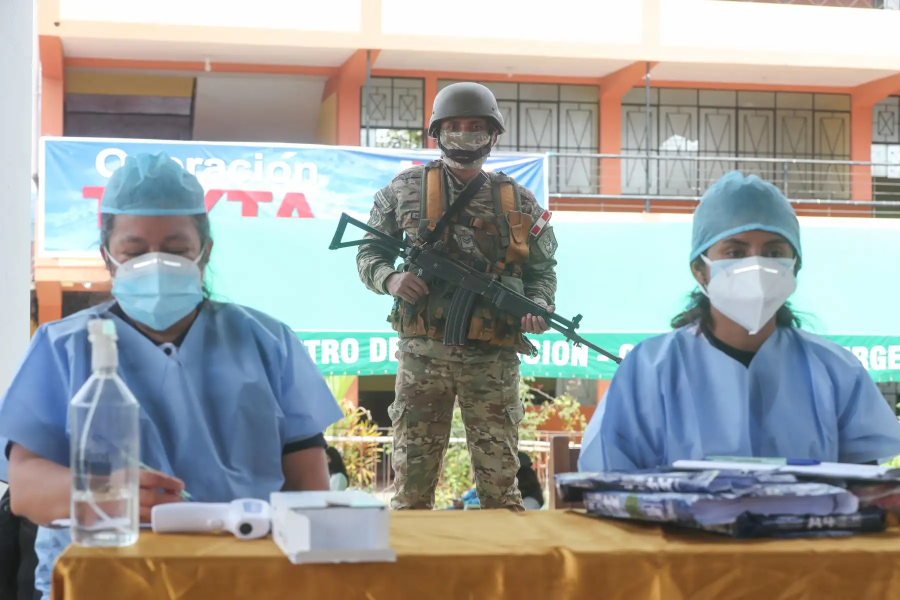 Ministro de Defensa, Walter Martos supervisa el desarollo de la operación Tayta en la provincia de San Ignacio, Cajamarca, donde los pobladores se toman pruebas rápidas de covid-19  para identificar los casos positivos.
Foto: Mindef