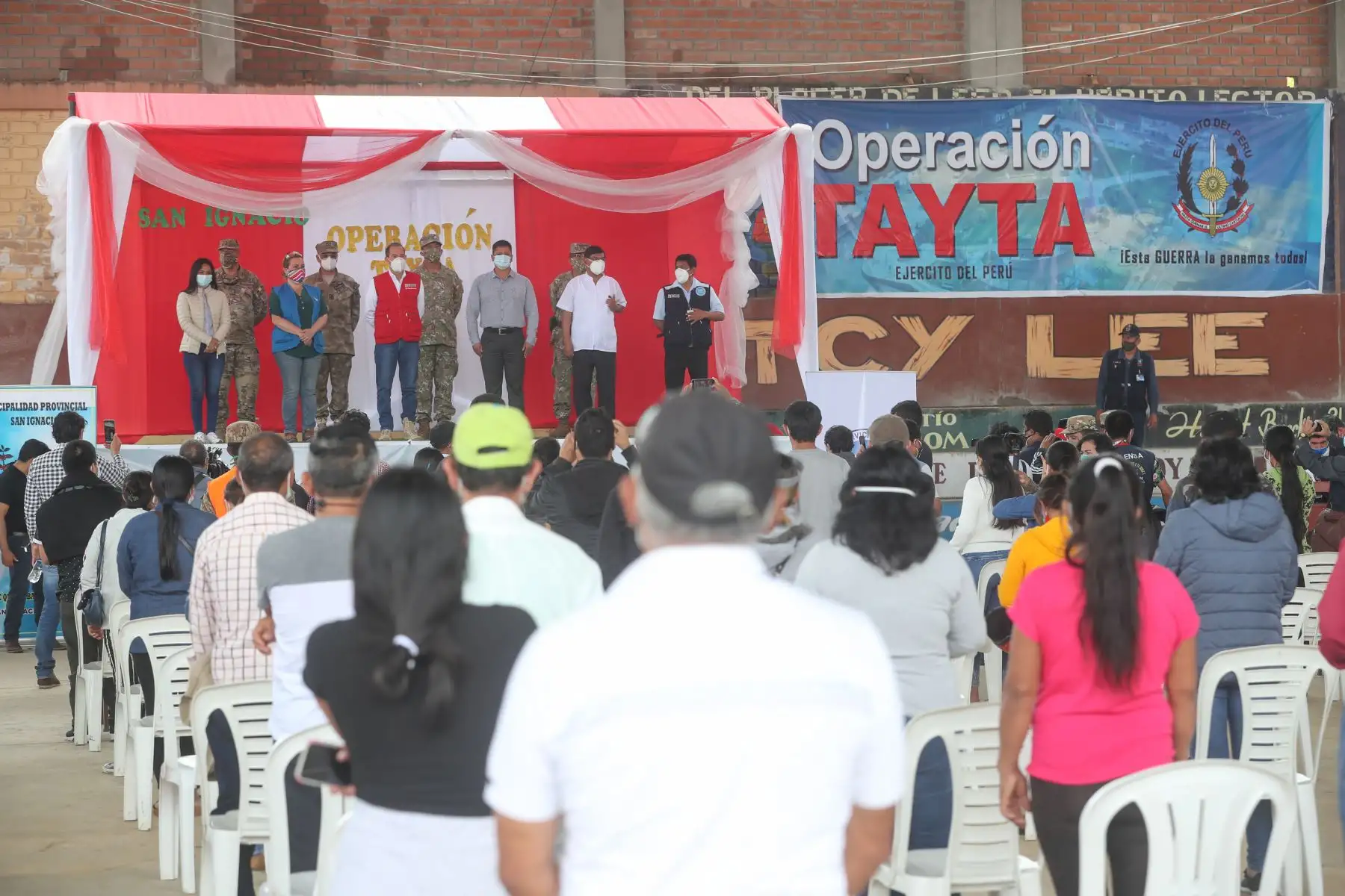 Ministro de Defensa, Walter Martos supervisa el desarollo de la operación Tayta en la provincia de San Ignacio, Cajamarca, donde los pobladores se toman pruebas rápidas de covid-19  para identificar los casos positivos.
Foto: Mindef