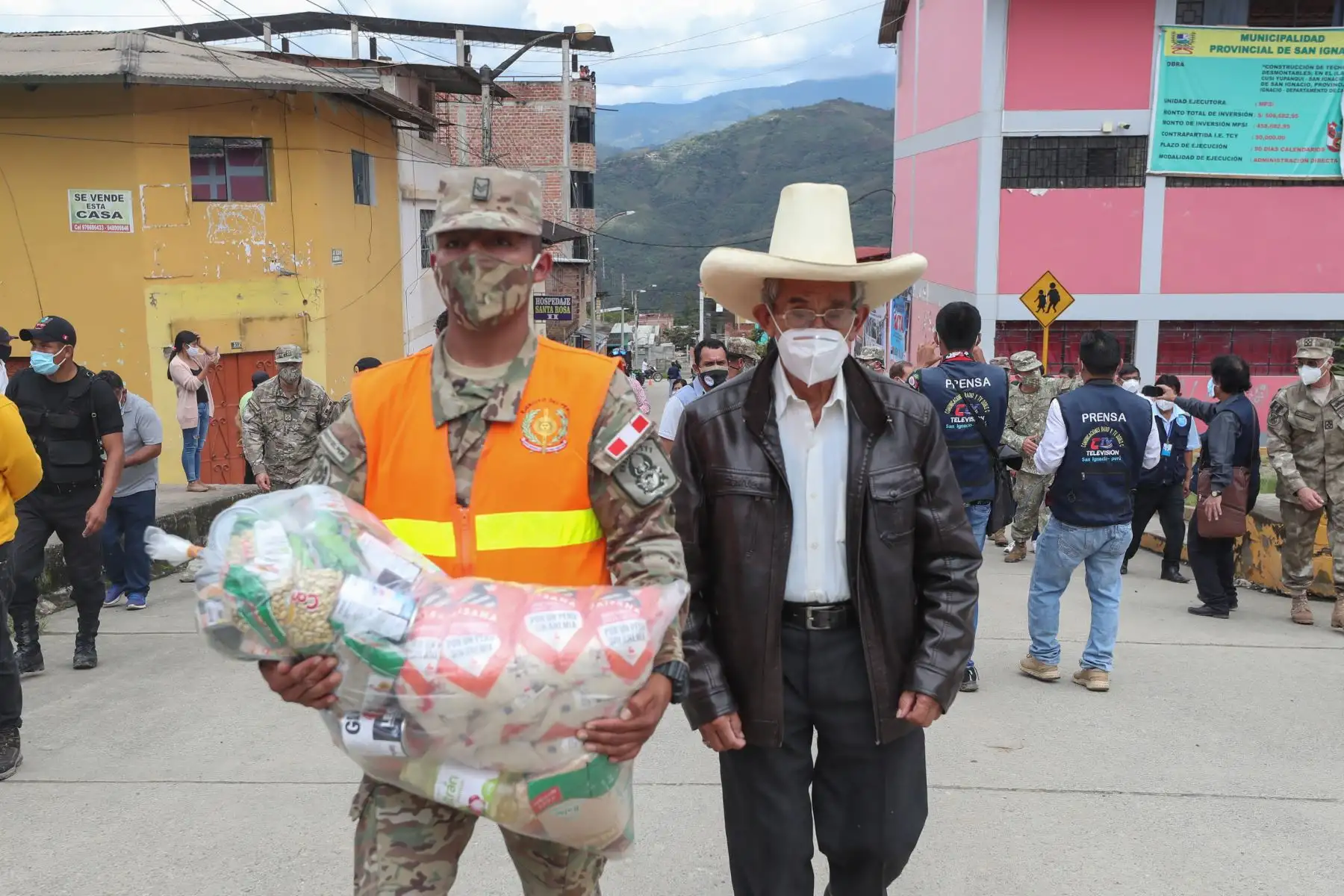 Ministro de Defensa, Walter Martos supervisa el desarollo de la operación Tayta en la provincia de San Ignacio, Cajamarca, donde los pobladores se toman pruebas rápidas de covid-19  para identificar los casos positivos.
Foto: Mindef