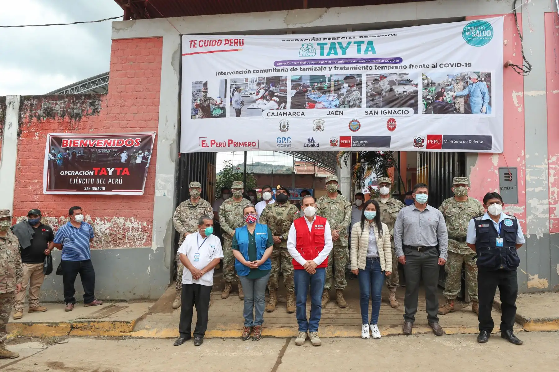 Ministro de Defensa, Walter Martos supervisa el desarollo de la operación Tayta en la provincia de San Ignacio, Cajamarca, donde los pobladores se toman pruebas rápidas de covid-19  para identificar los casos positivos.
Foto: Mindef