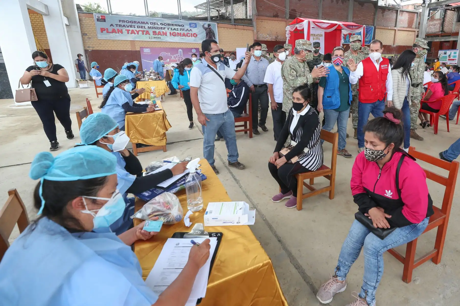 Ministro de Defensa, Walter Martos supervisa el desarollo de la operación Tayta en la provincia de San Ignacio, Cajamarca, donde los pobladores se toman pruebas rápidas de covid-19  para identificar los casos positivos.
Foto: Mindef
