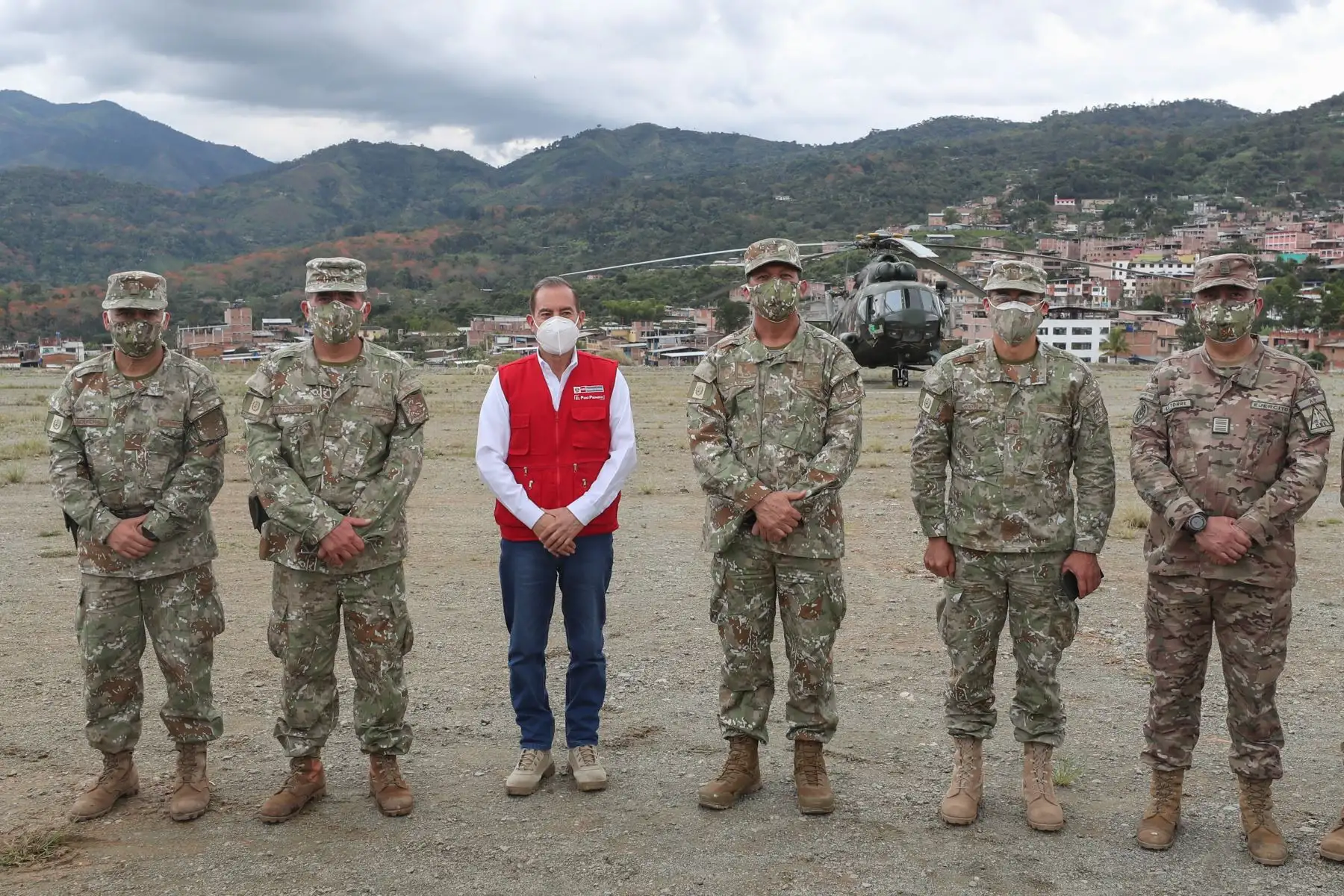 Ministro de Defensa, Walter Martos supervisa el desarollo de la operación Tayta en la provincia de San Ignacio, Cajamarca, donde los pobladores se toman pruebas rápidas de covid-19  para identificar los casos positivos.
Foto: Mindef