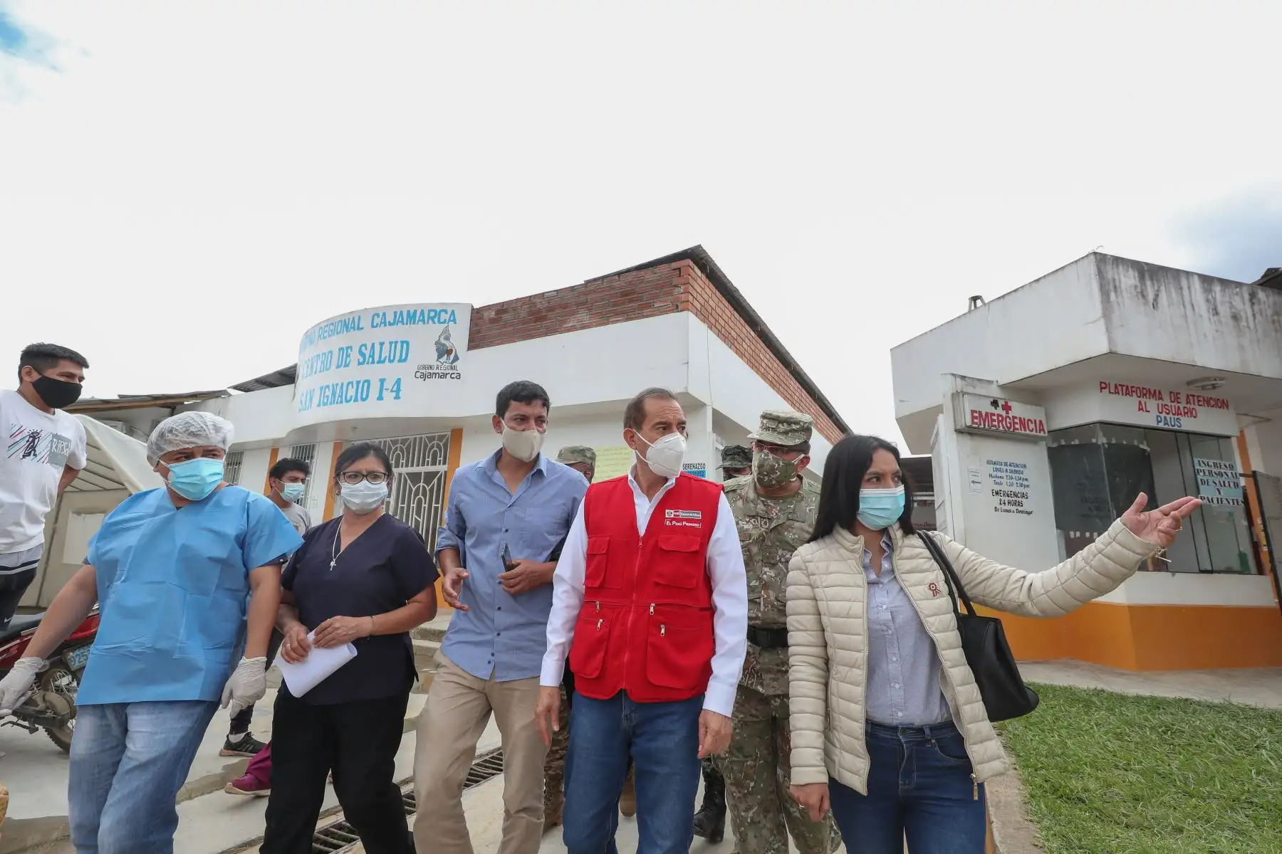 Ministro de Defensa, Walter Martos supervisa el desarollo de la operación Tayta en la provincia de San Ignacio, Cajamarca, donde los pobladores se toman pruebas rápidas de covid-19  para identificar los casos positivos.
Foto: Mindef