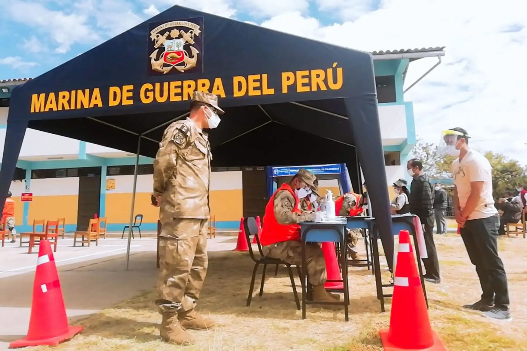 Personal de la Marina de Guerra del Perú brinda ayuda a las personas más vulnerables, como parte de la operación Tayta en Cajamarca. En diversos puntos de atención, se continuó con el tamizaje y pruebas rápidas para diagnosticar si están contagiados por covid-19.
Foto: Marina de Guerra