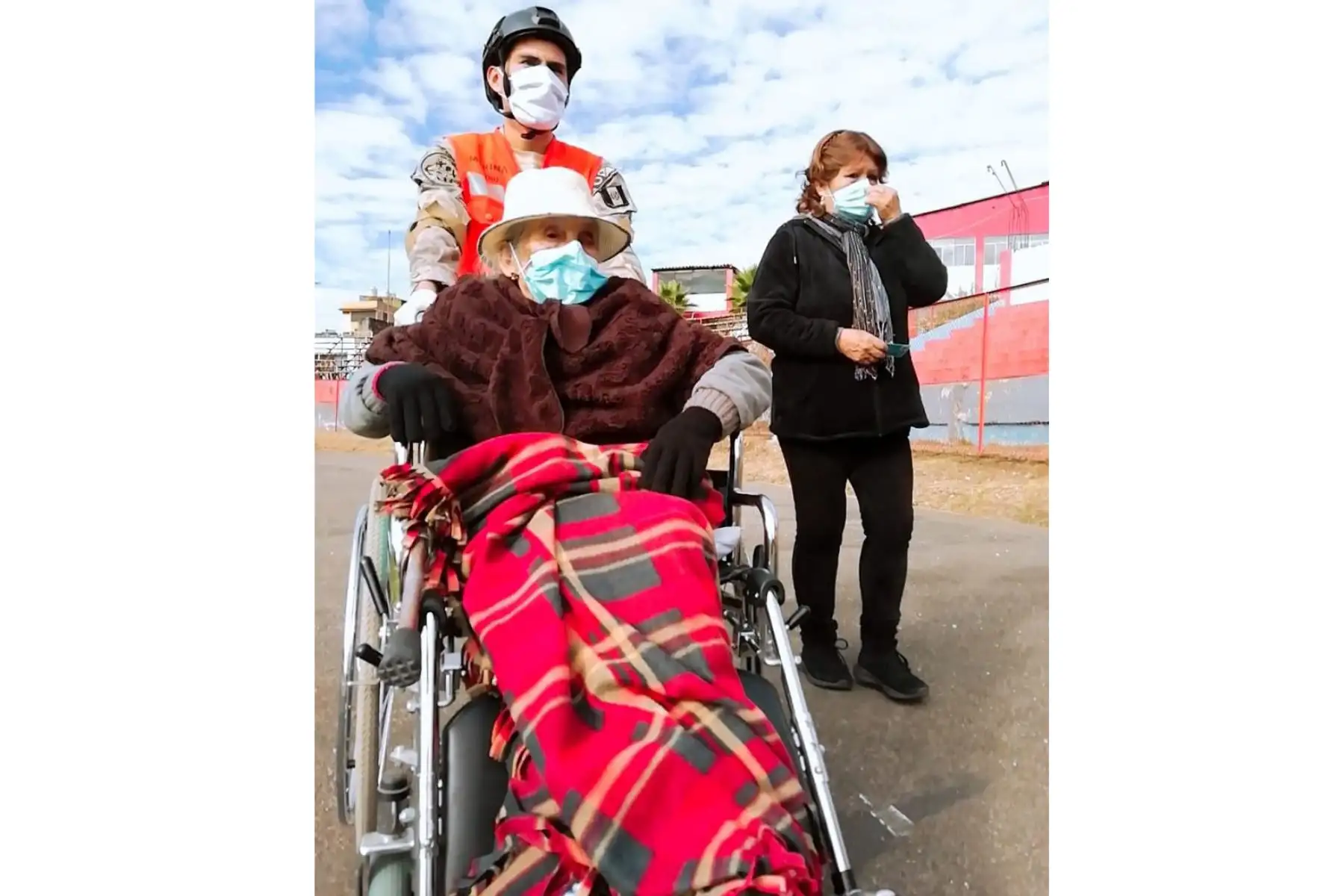 Personal de la Marina de Guerra del Perú brinda ayuda a las personas más vulnerables, como parte de la operación Tayta en Cajamarca. En diversos puntos de atención, se continuó con el tamizaje y pruebas rápidas para diagnosticar si están contagiados por covid-19.
Foto: Marina de Guerra