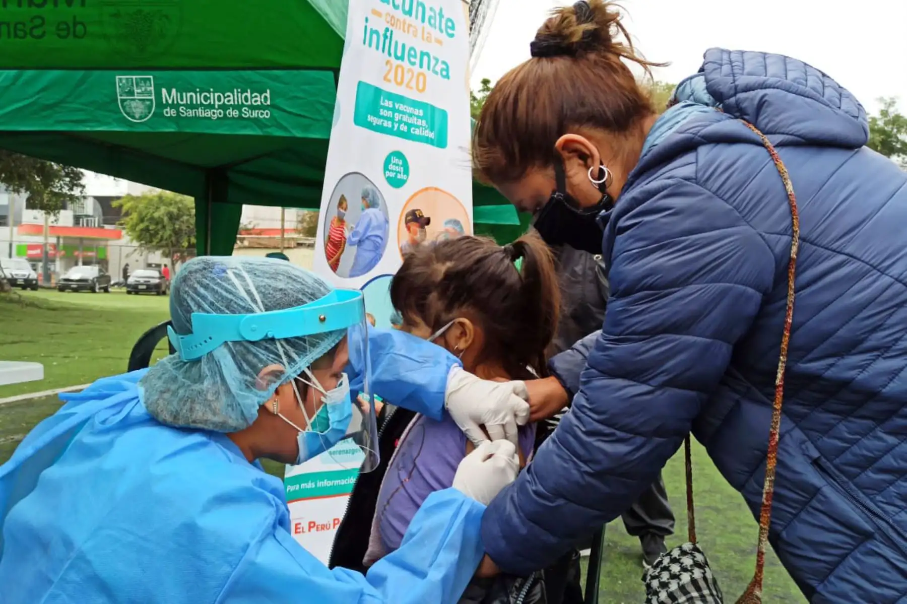 Equipos de Respuesta Rápida del Minsa brindaron atención integral de salud a familias de Villa El Salvador y Surco. Niños y adultos recibieron vacunación, tamizaje de anemia, descarte de covid -19, además de consejería en planificación familiar y salud mental. 
Foto: Minsa